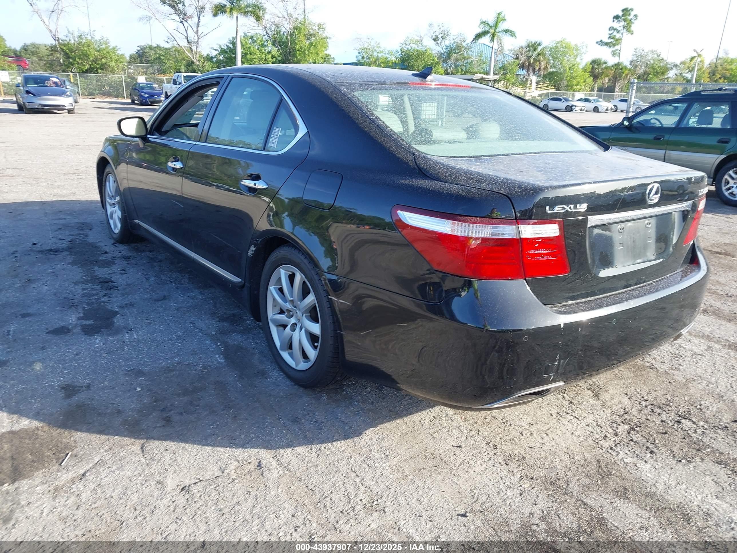 LEXUS LS image 3
