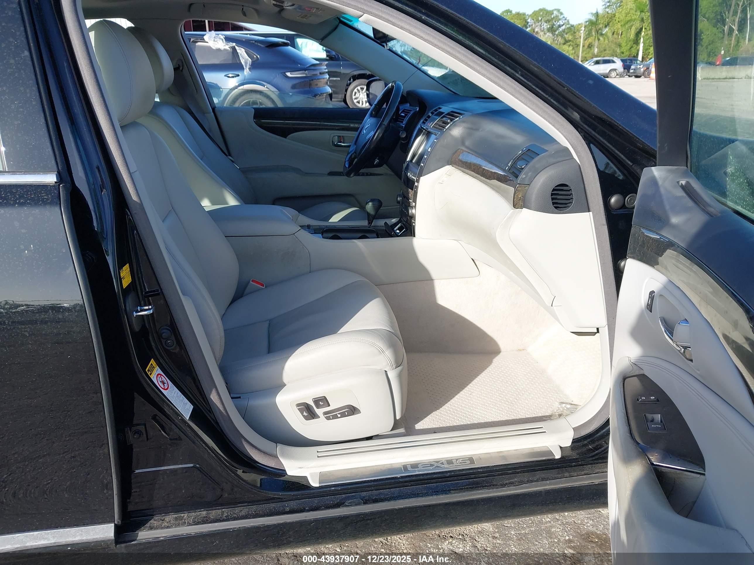 LEXUS LS image 5