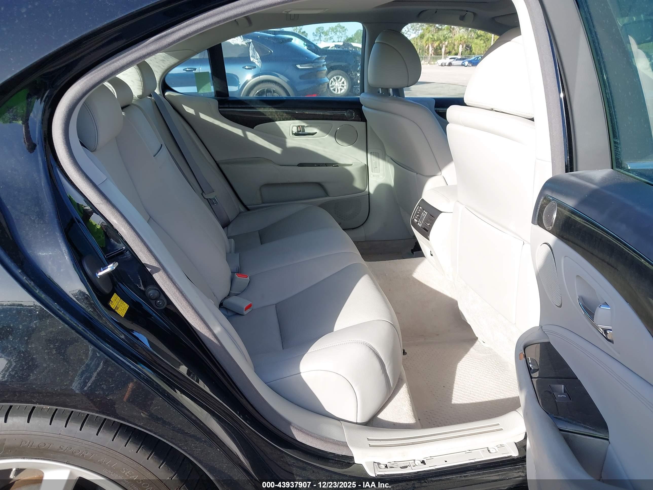 LEXUS LS image 8