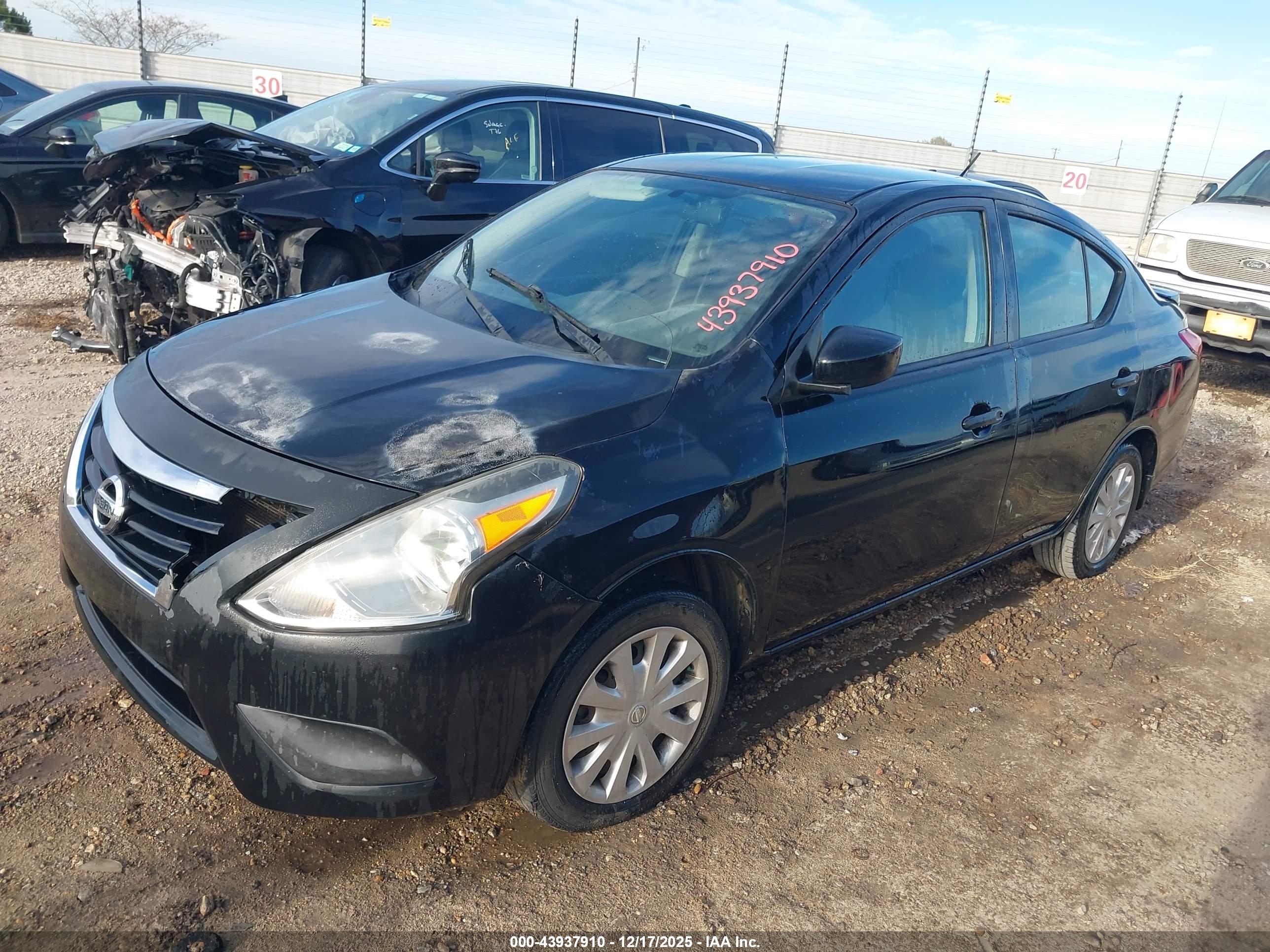 NISSAN VERSA image 2