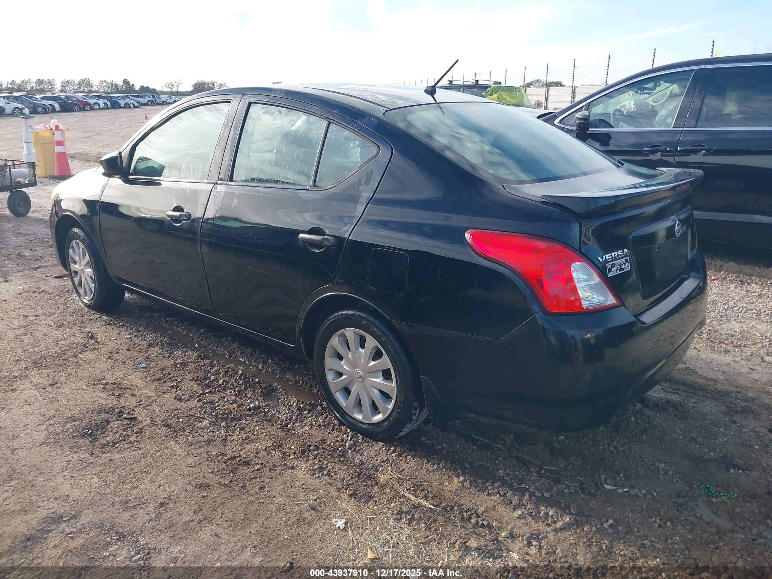 NISSAN VERSA image 3