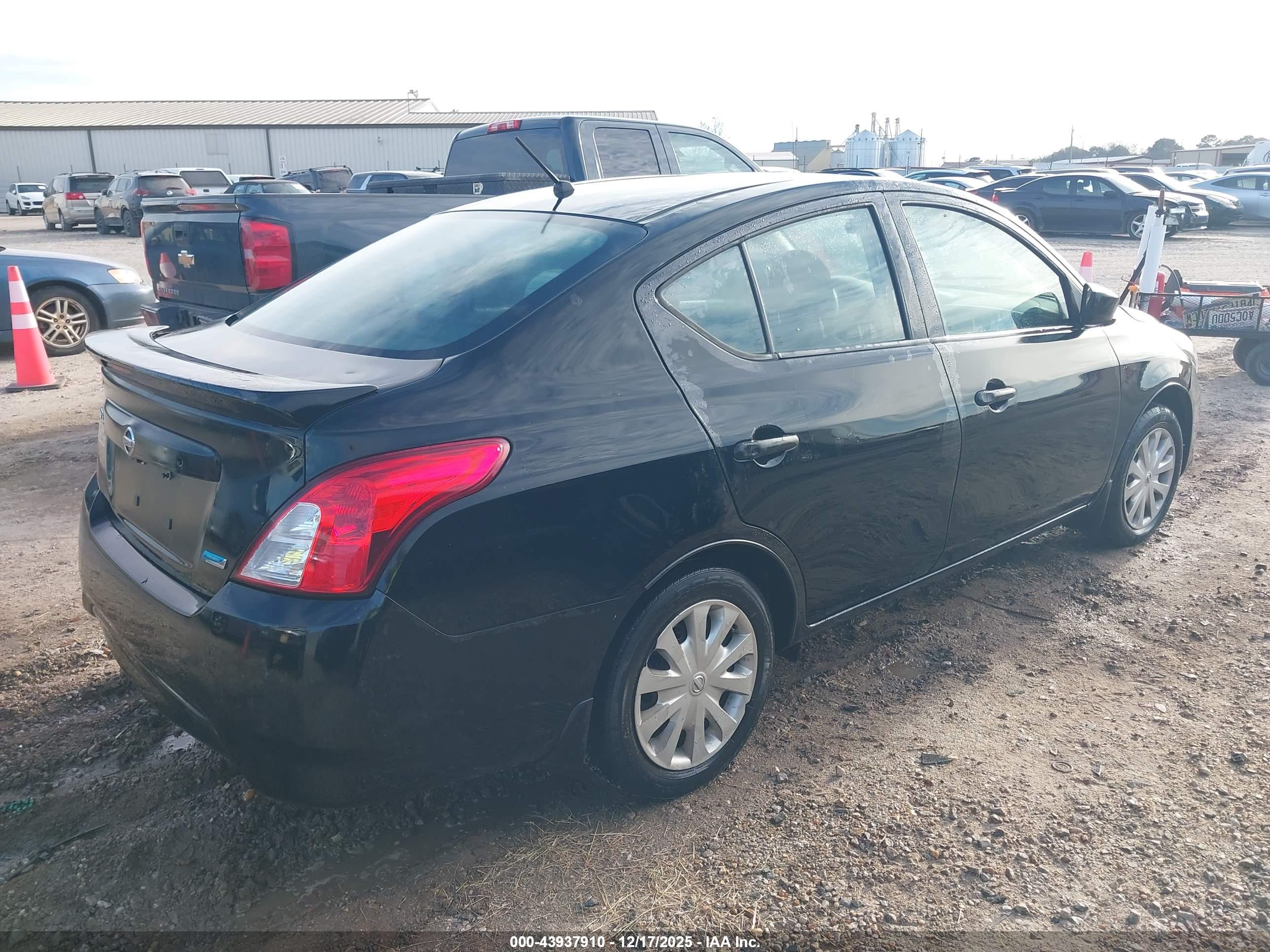 NISSAN VERSA image 4