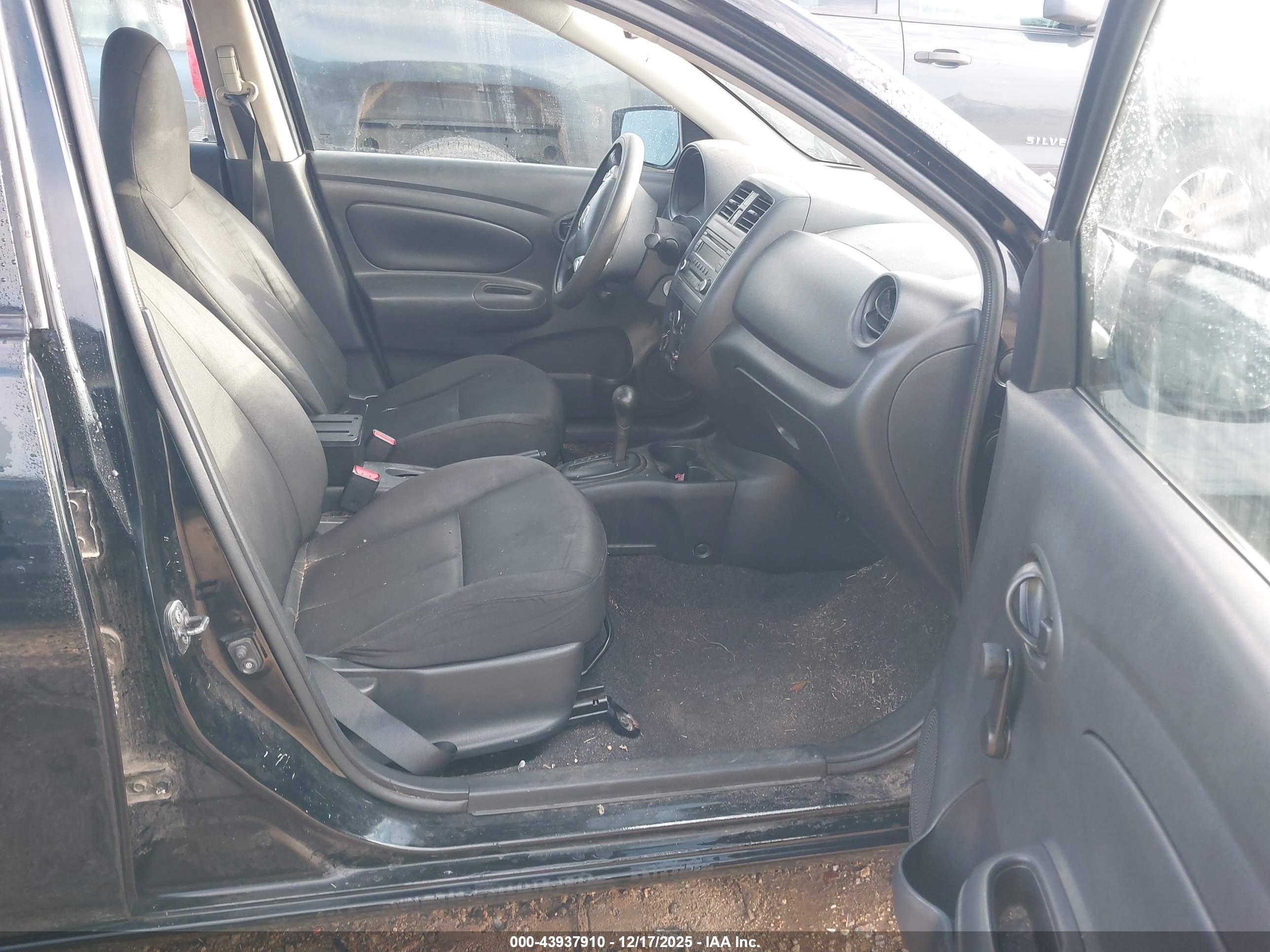 NISSAN VERSA image 5