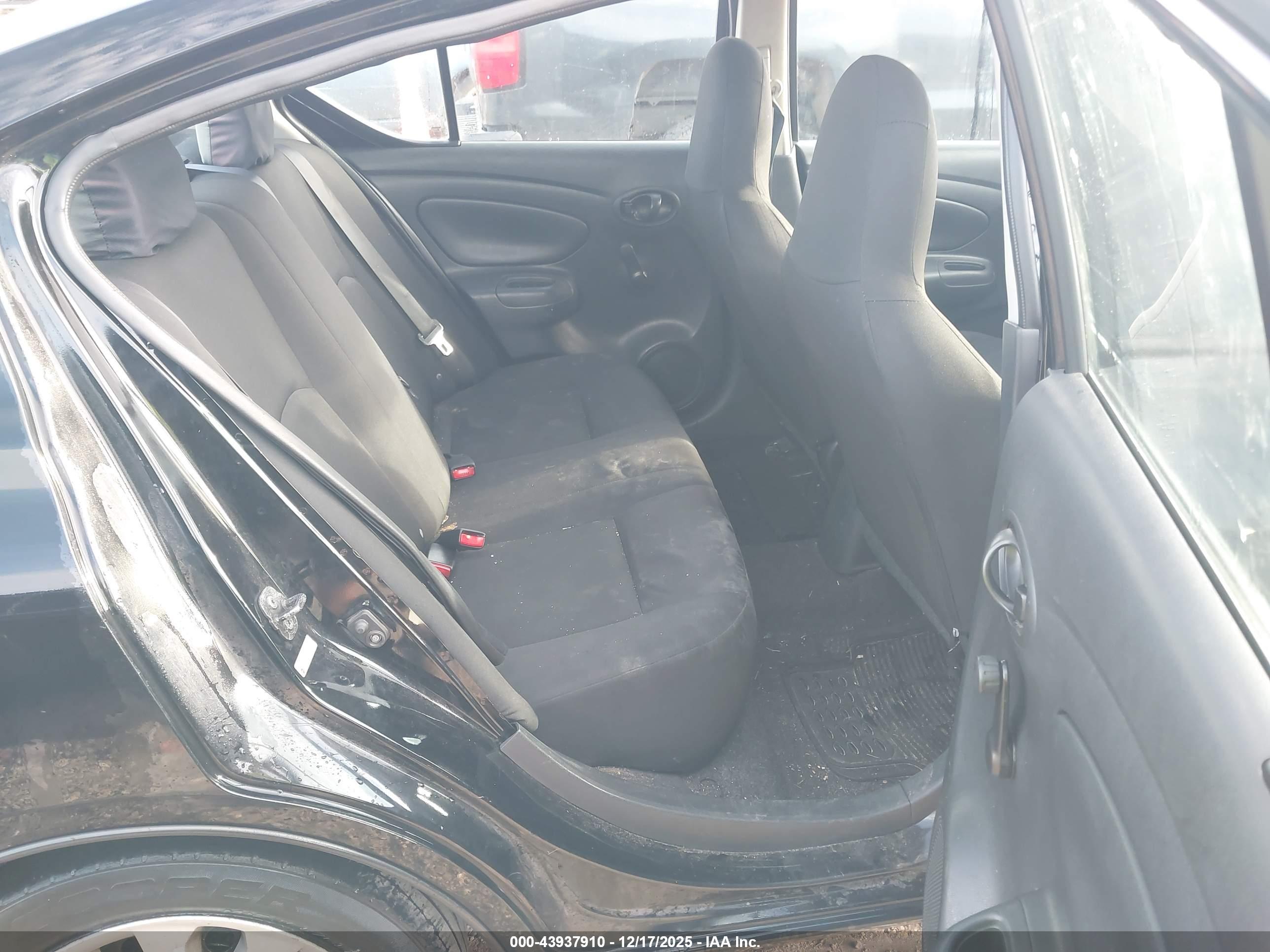 NISSAN VERSA image 8