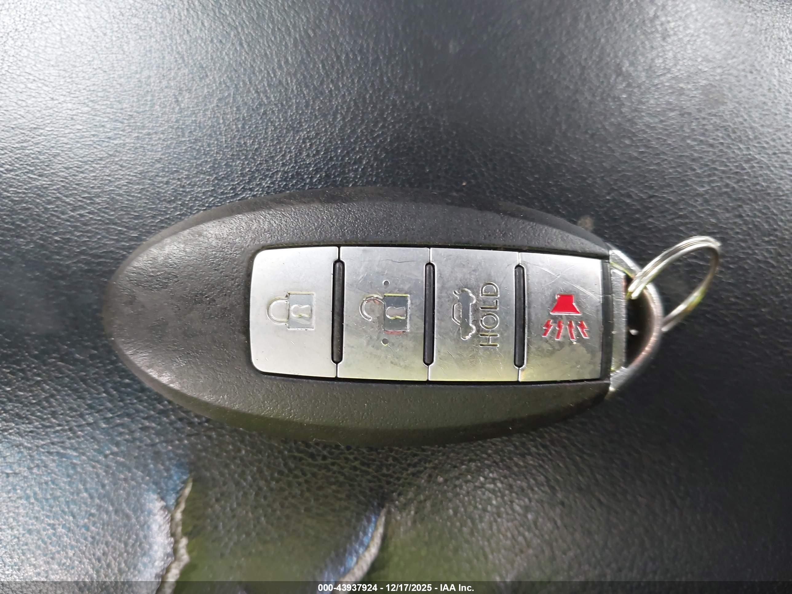 NISSAN MAXIMA image 11