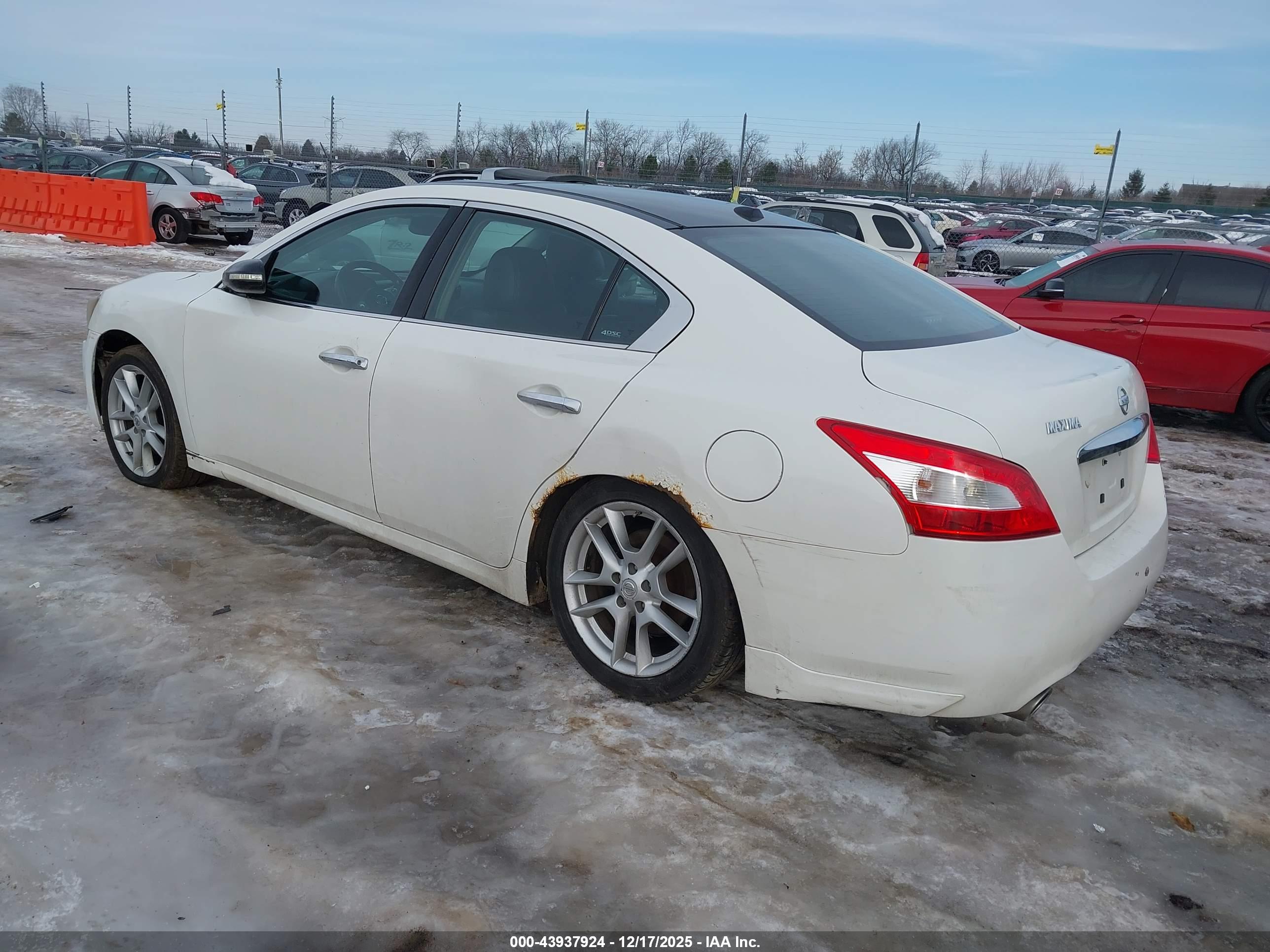 NISSAN MAXIMA image 3