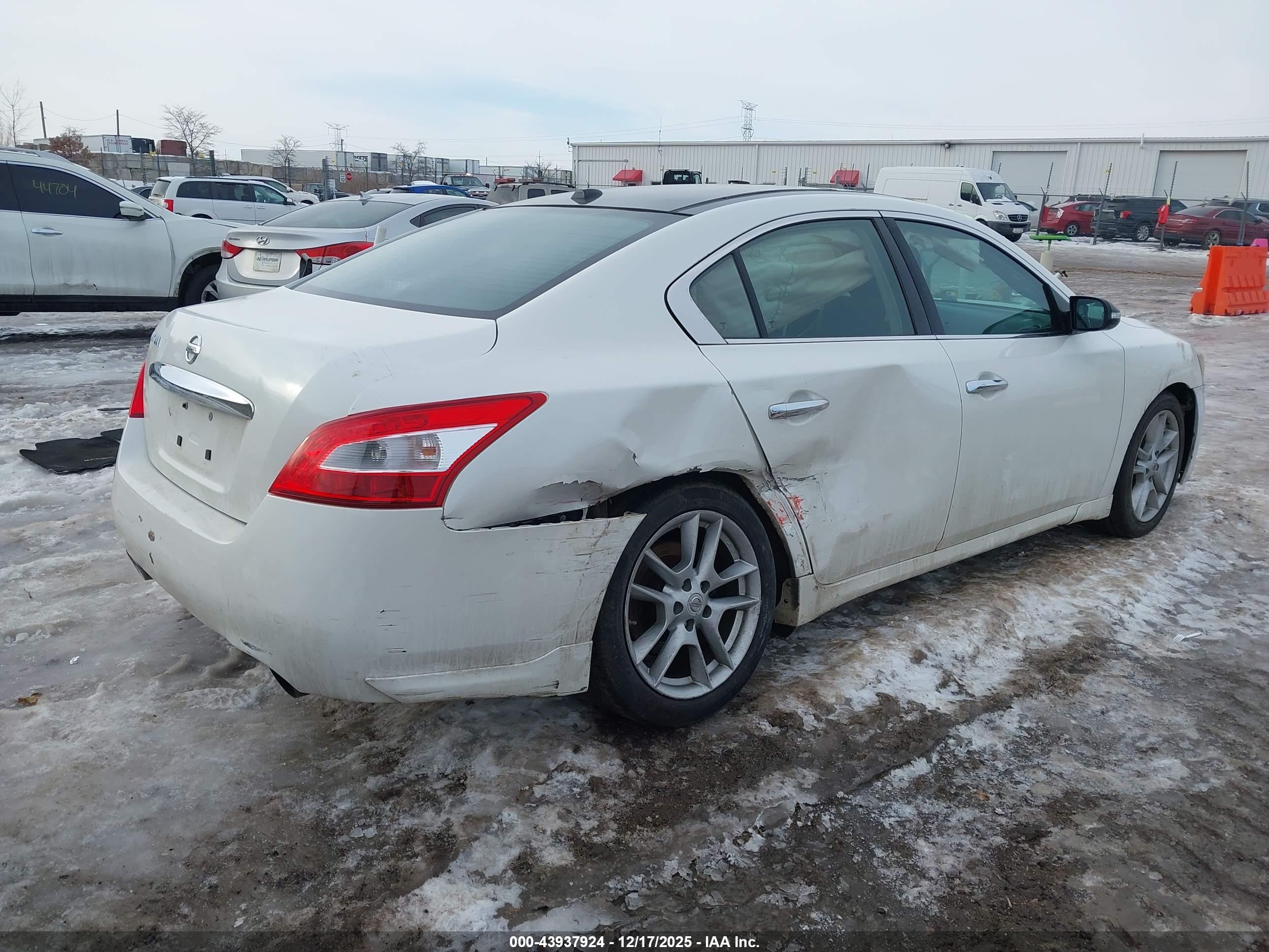 NISSAN MAXIMA image 4