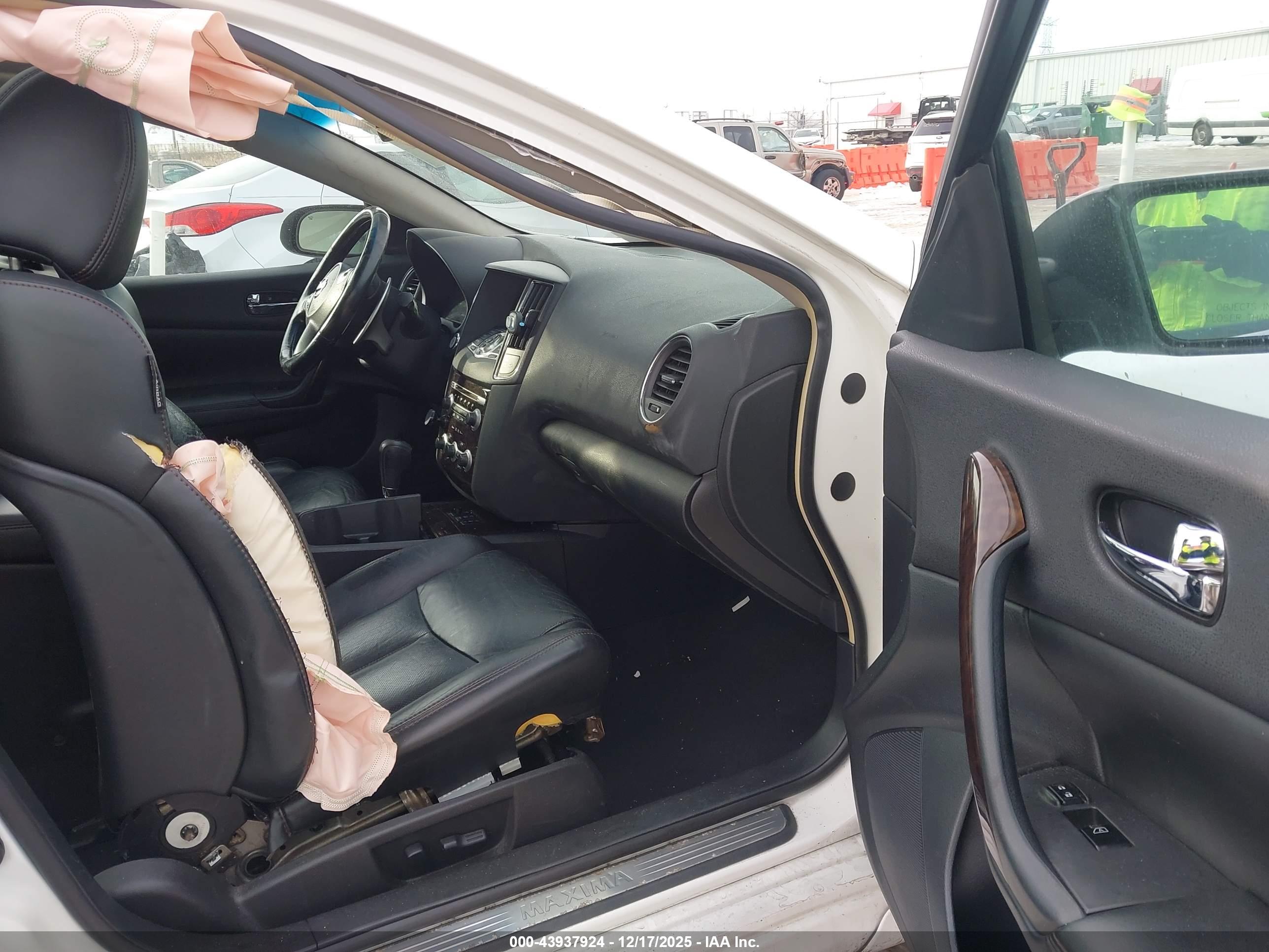 NISSAN MAXIMA image 5