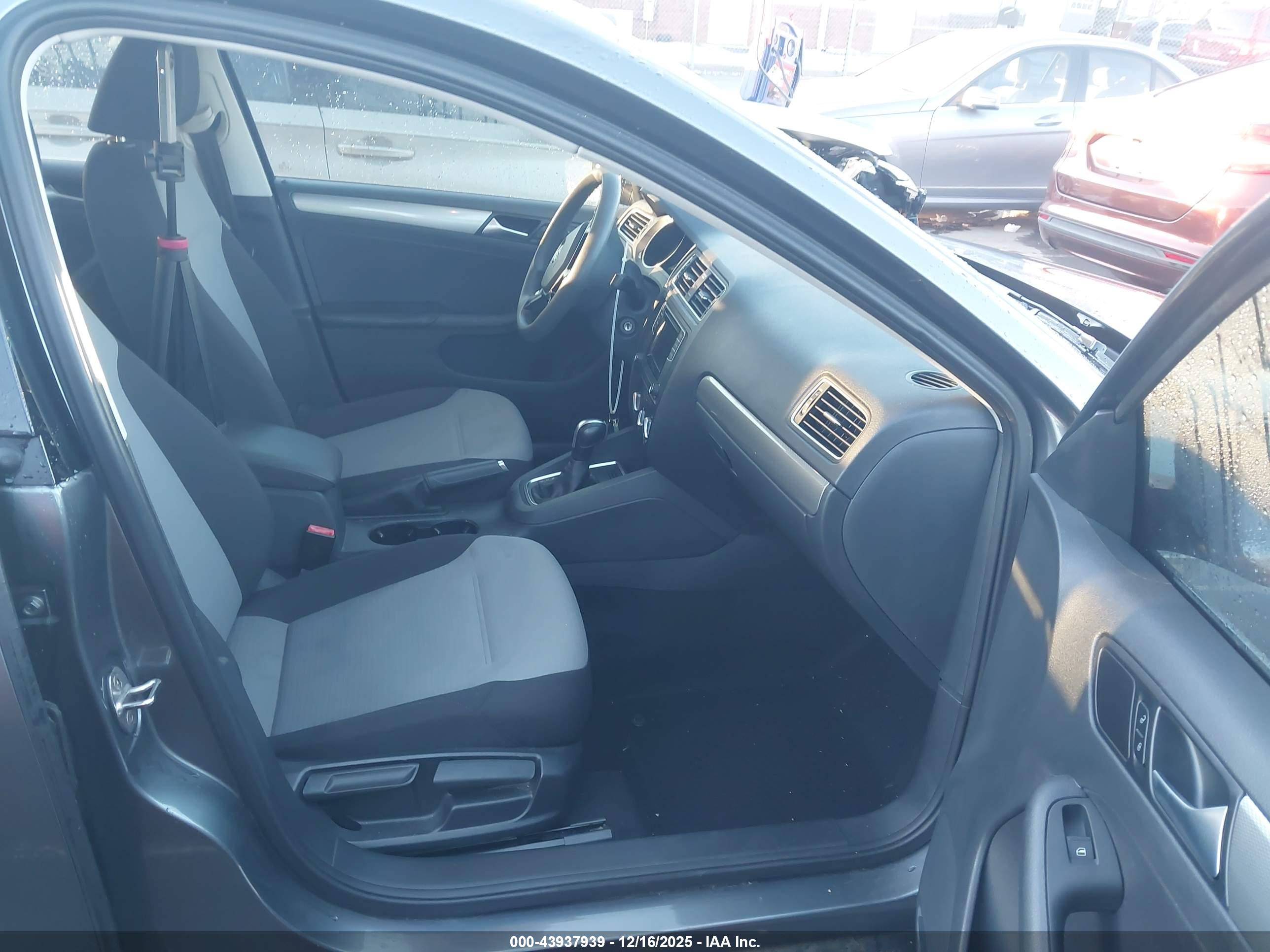 VOLKSWAGEN JETTA image 5