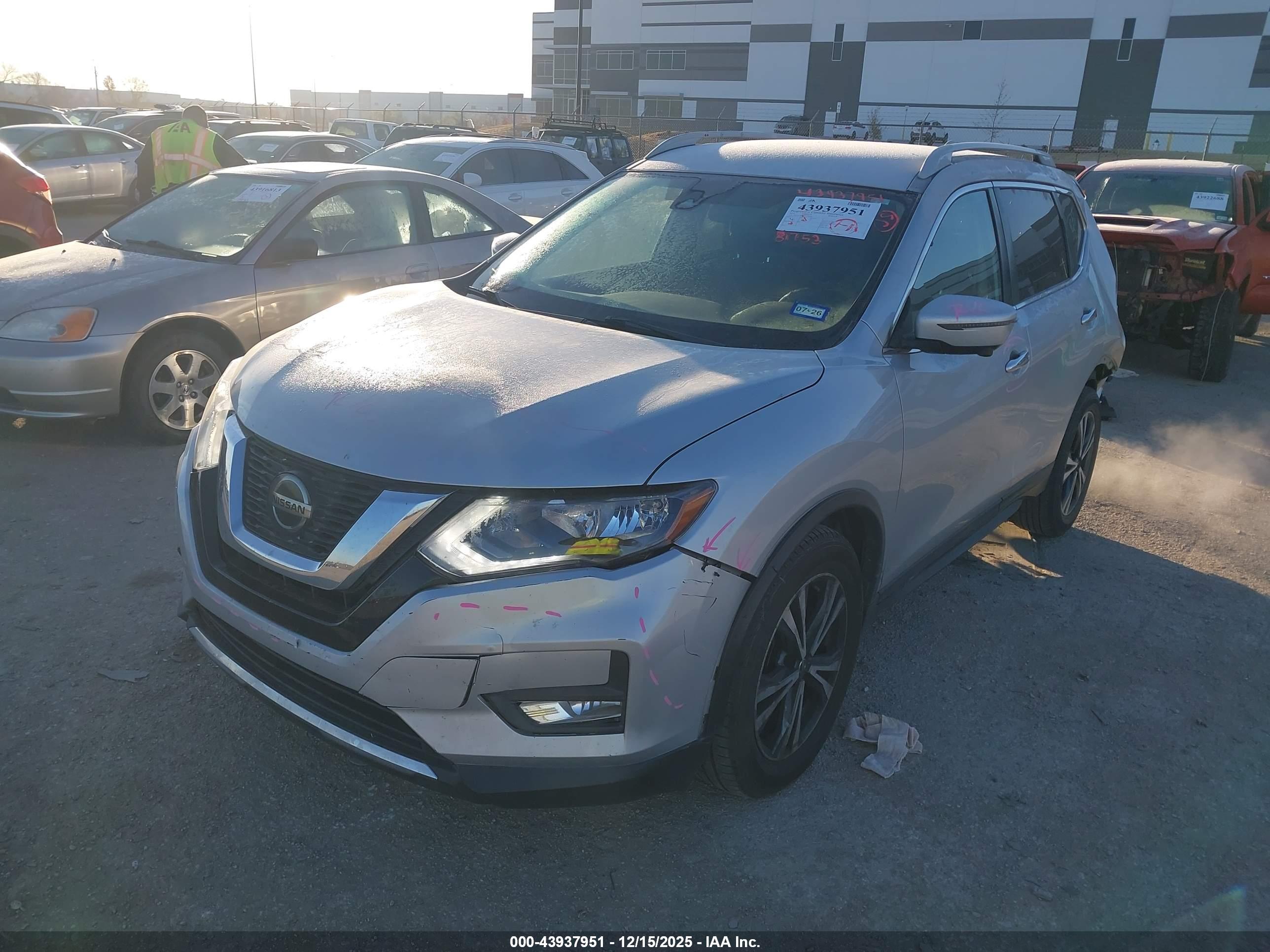 NISSAN ROGUE image 2