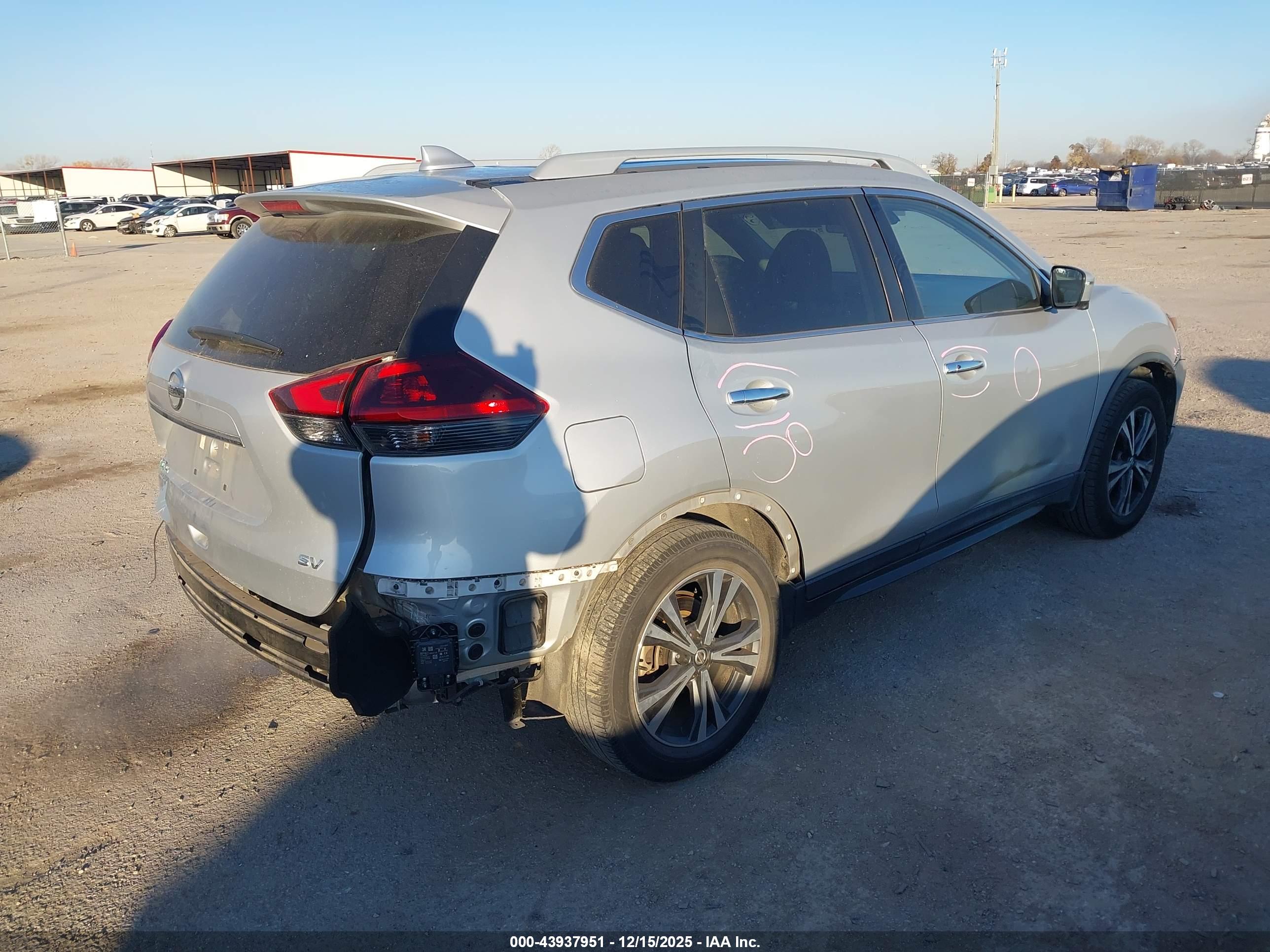 NISSAN ROGUE image 4