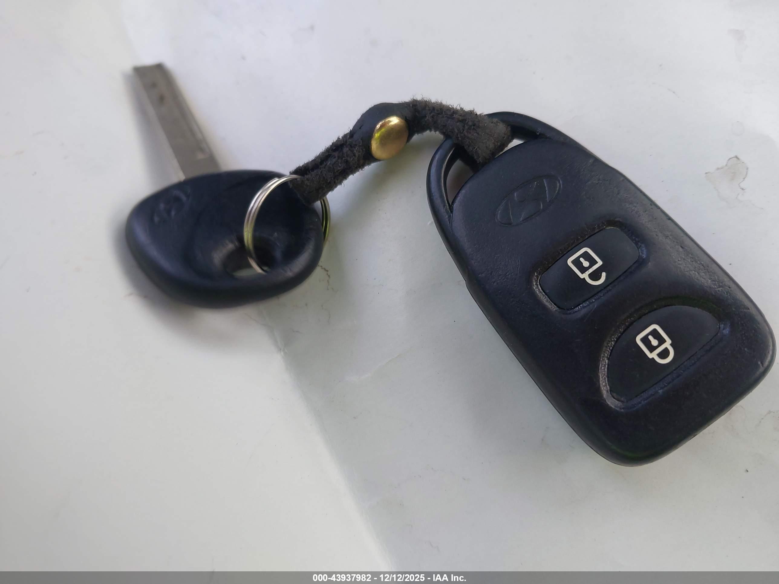HYUNDAI ACCENT image 11