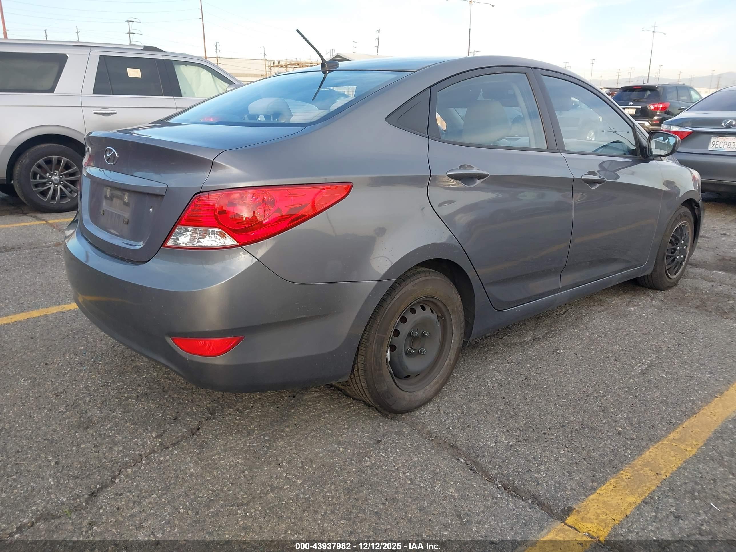 HYUNDAI ACCENT image 4