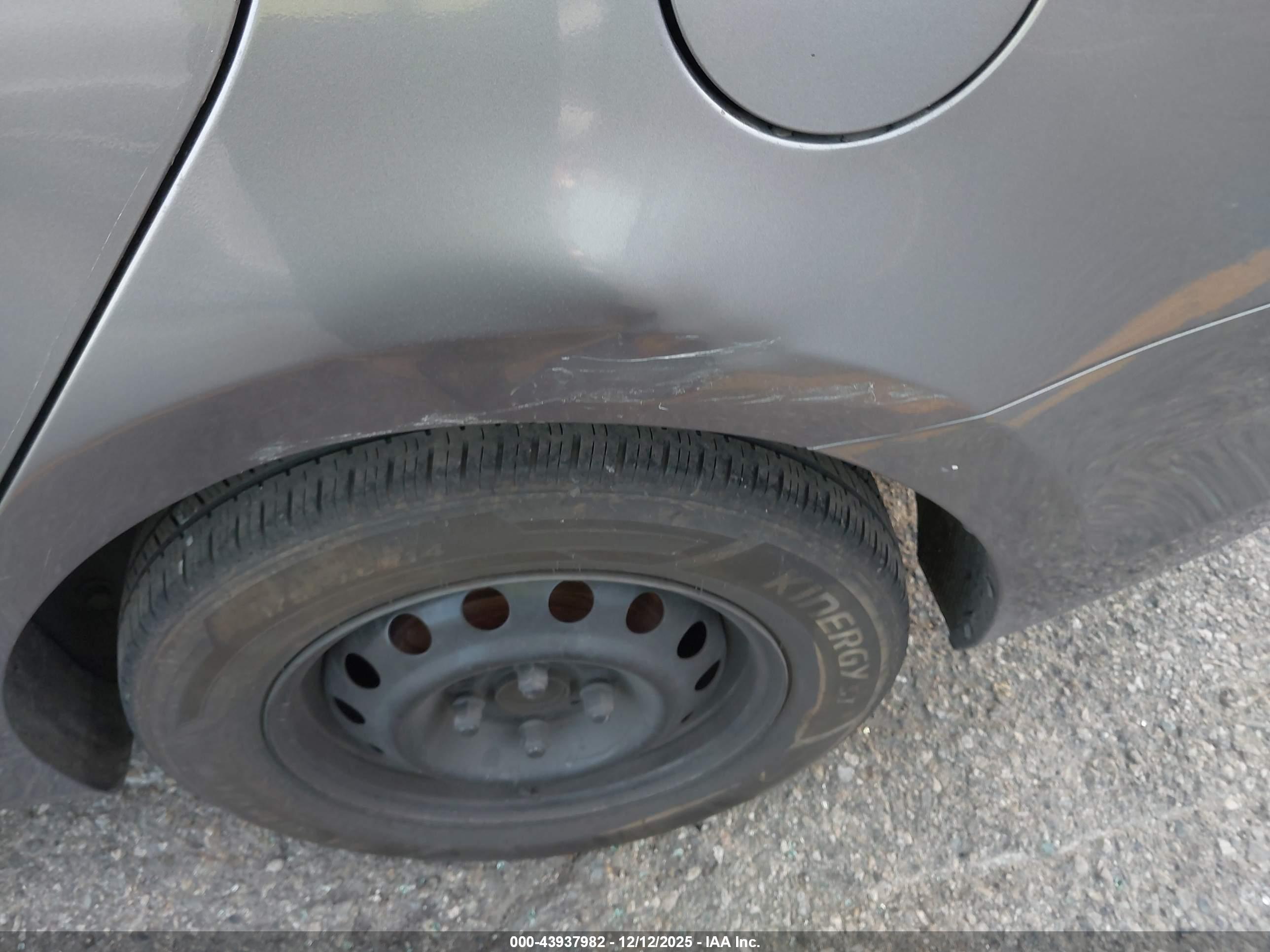 HYUNDAI ACCENT image 6