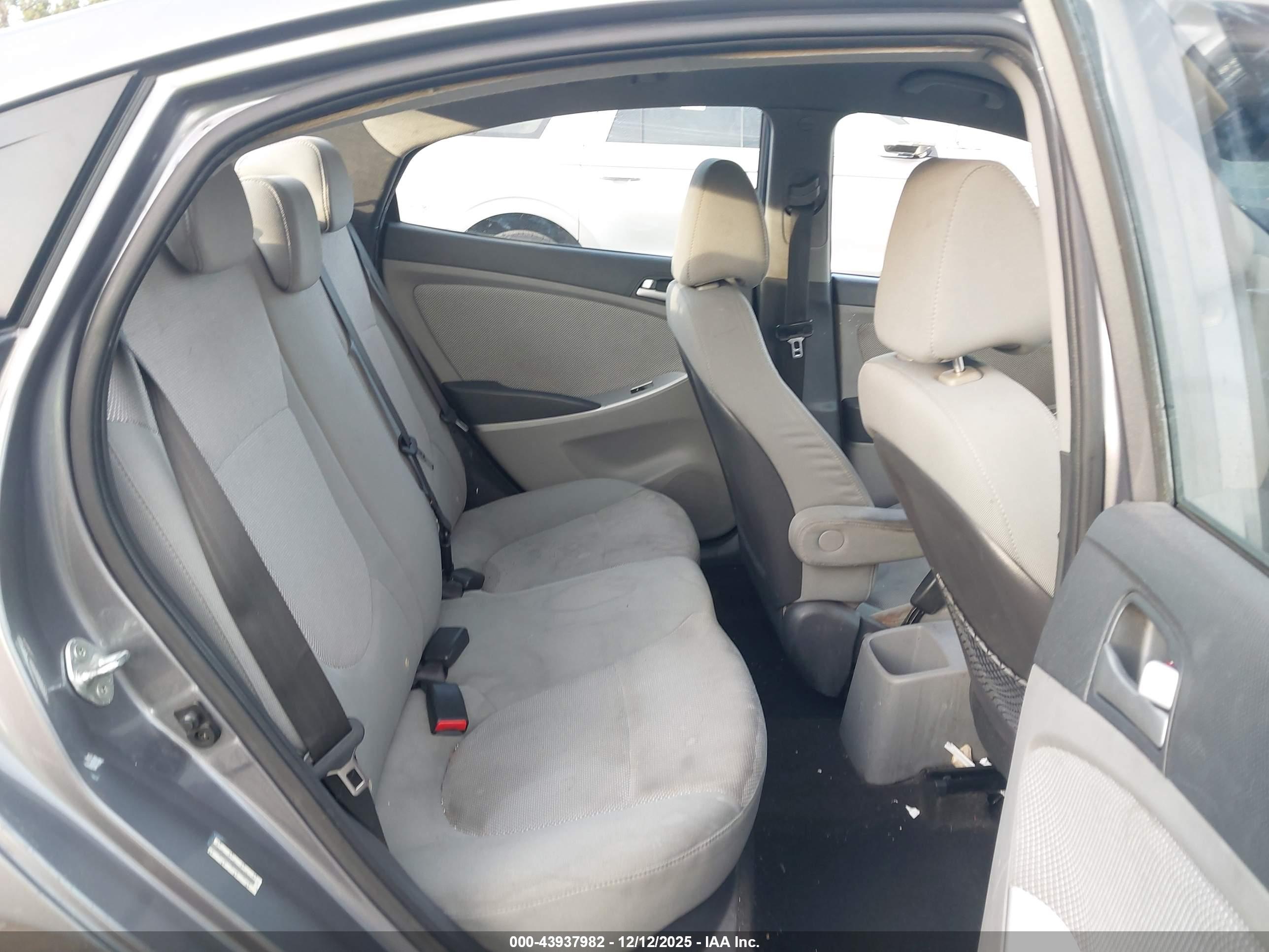 HYUNDAI ACCENT image 8
