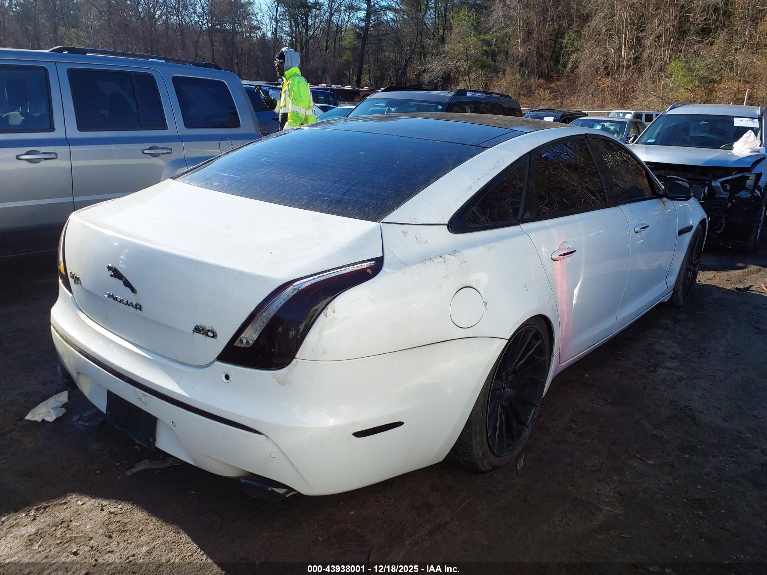 JAGUAR XJ image 4