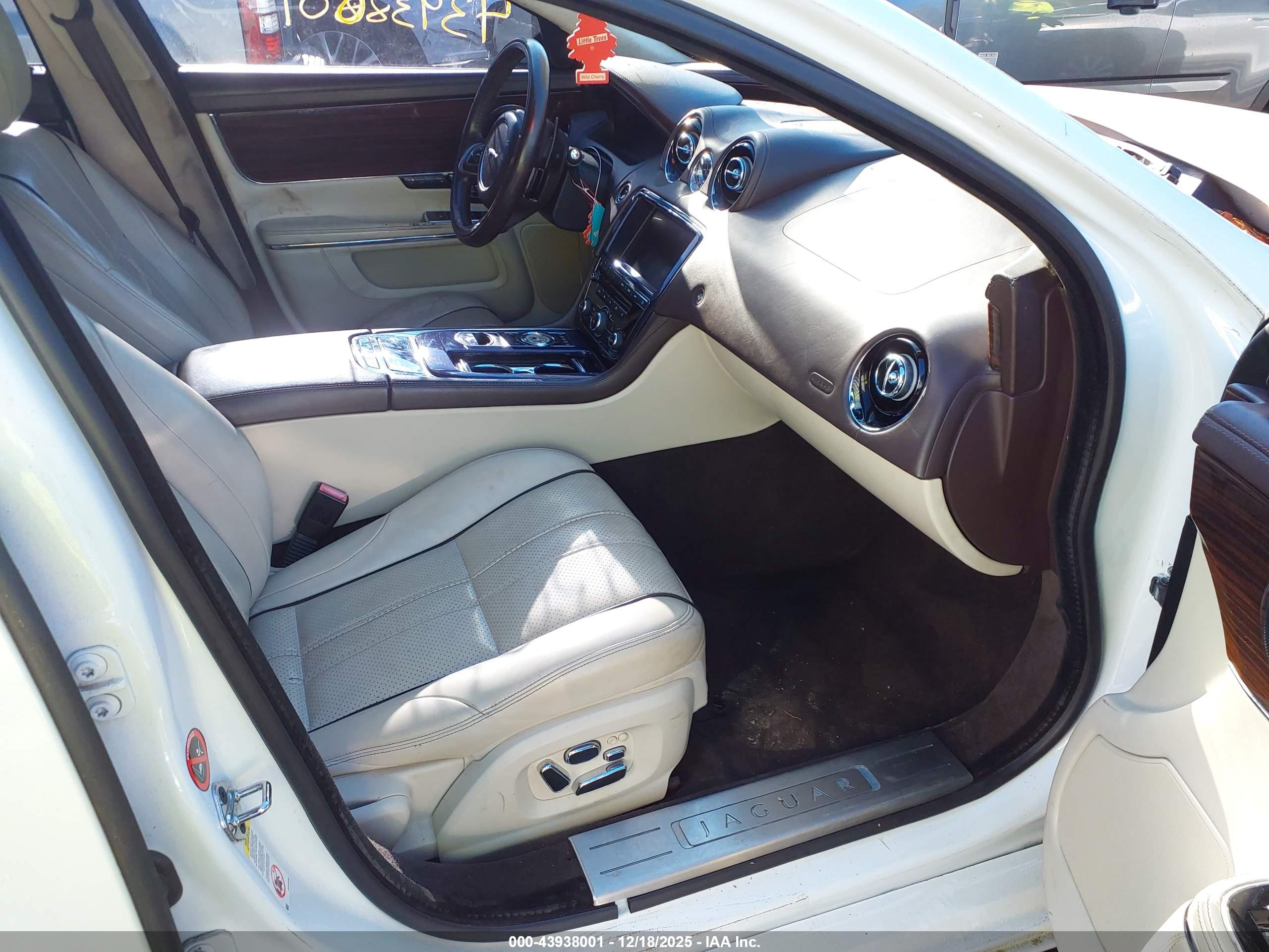JAGUAR XJ image 5