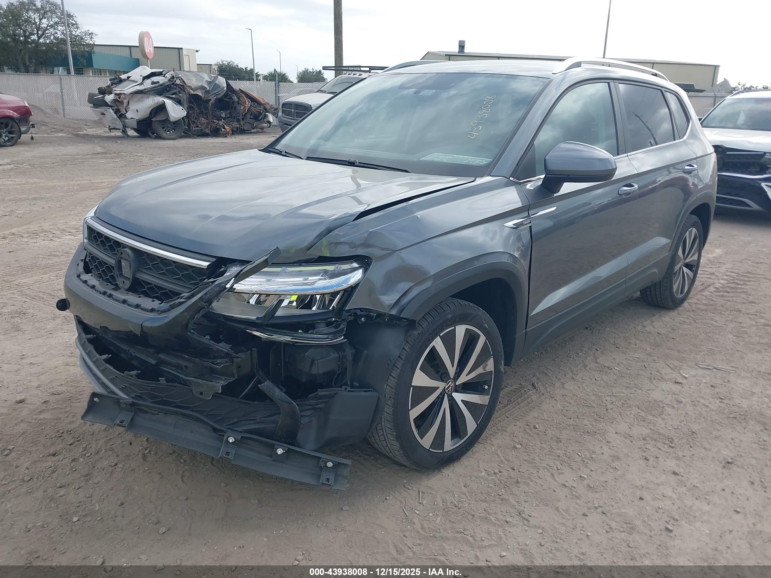 VOLKSWAGEN TAOS image 2