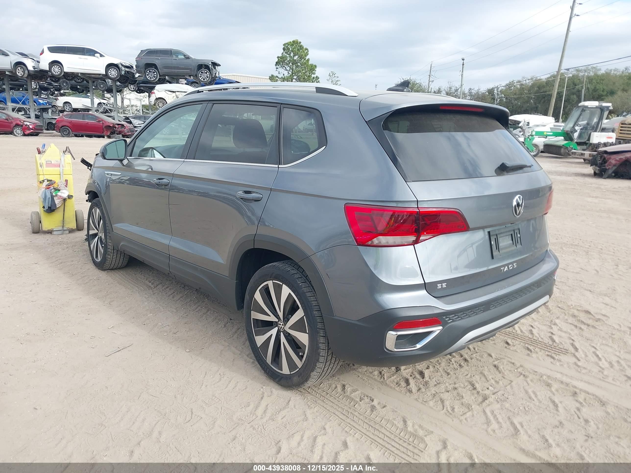 VOLKSWAGEN TAOS image 3