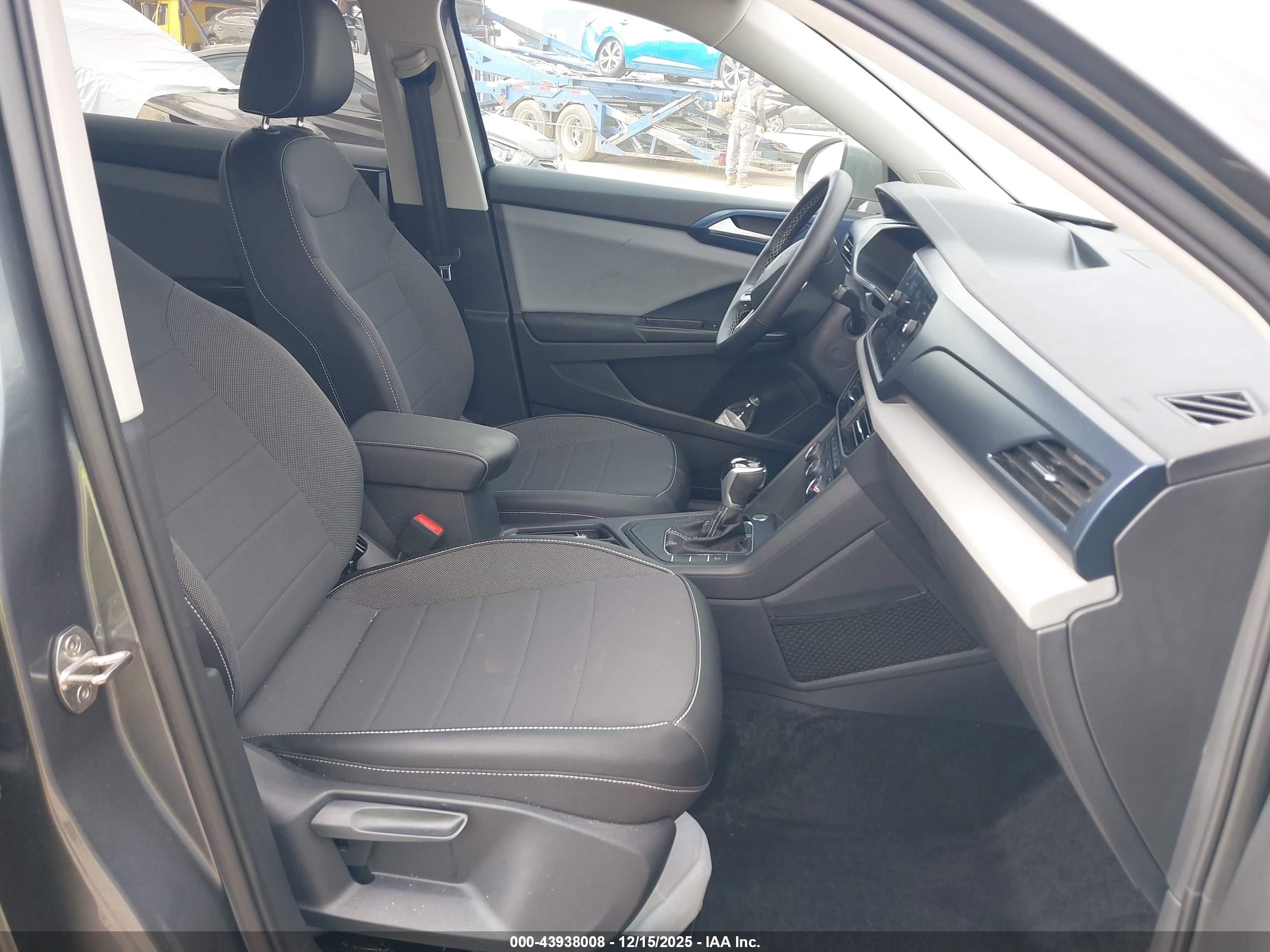 VOLKSWAGEN TAOS image 5