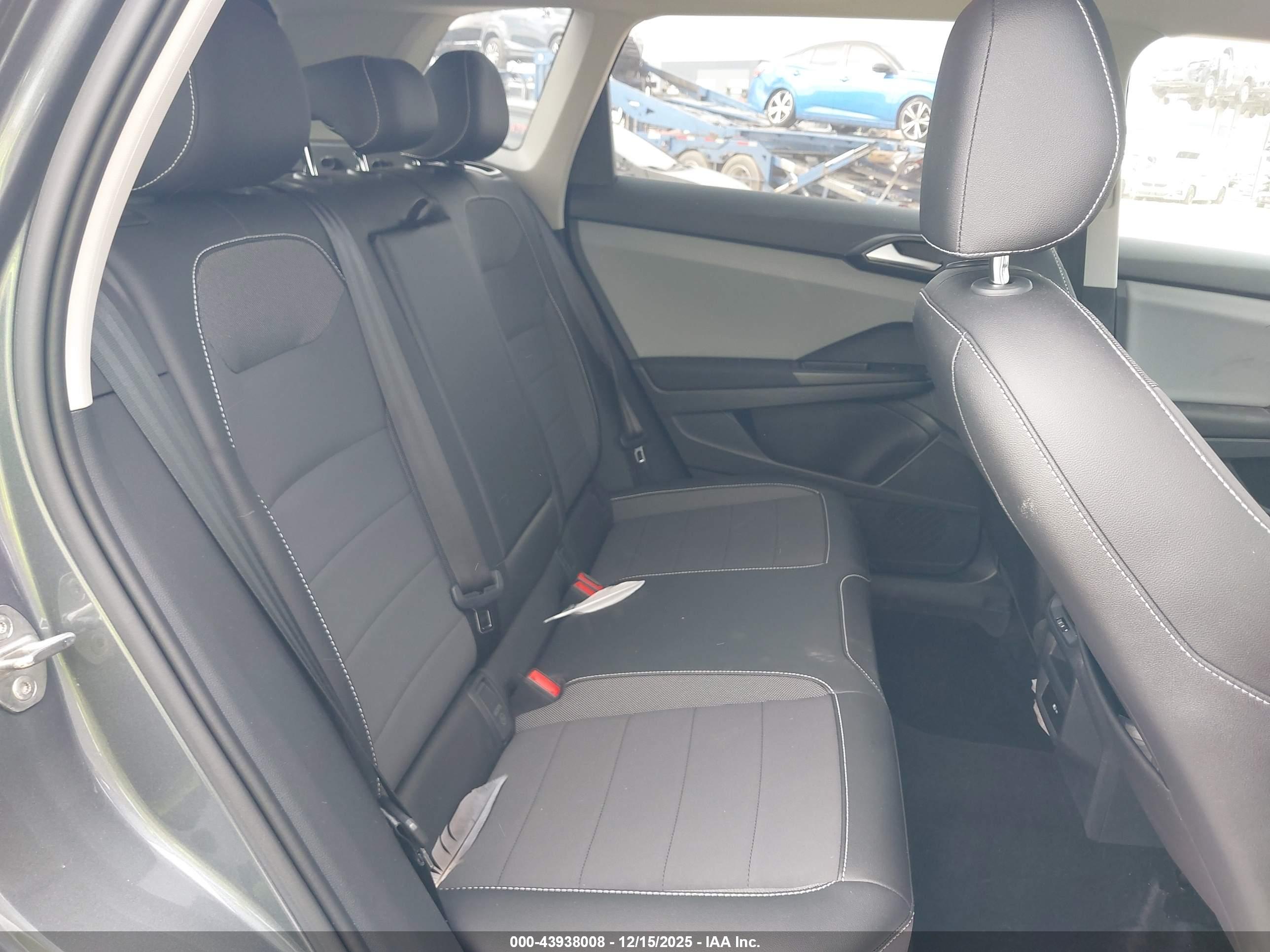 VOLKSWAGEN TAOS image 8