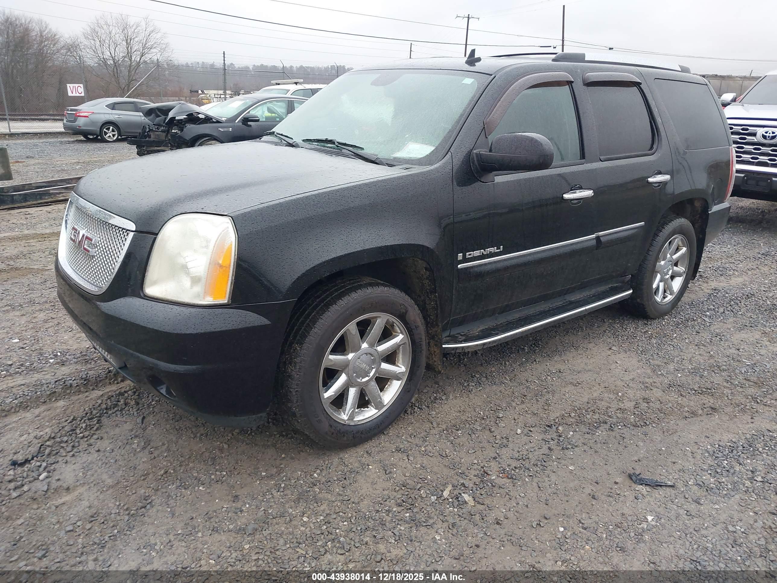 GMC YUKON image 2