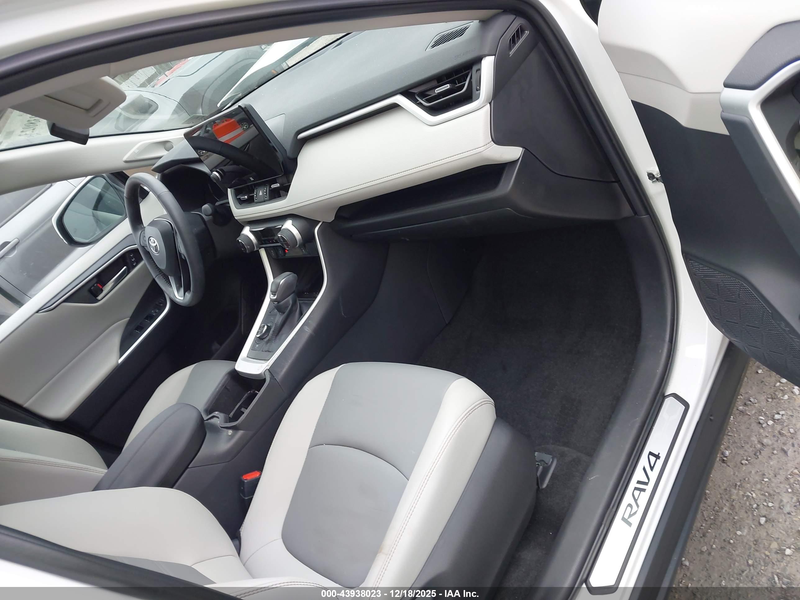 TOYOTA RAV4 image 5