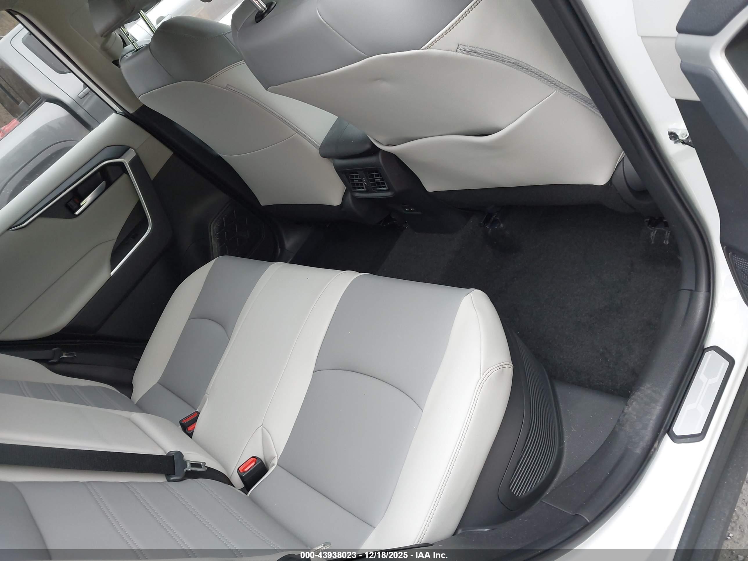 TOYOTA RAV4 image 8