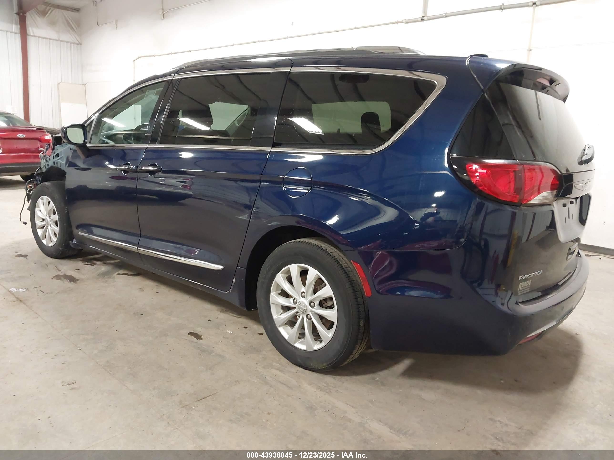 CHRYSLER PACIFICA image 3