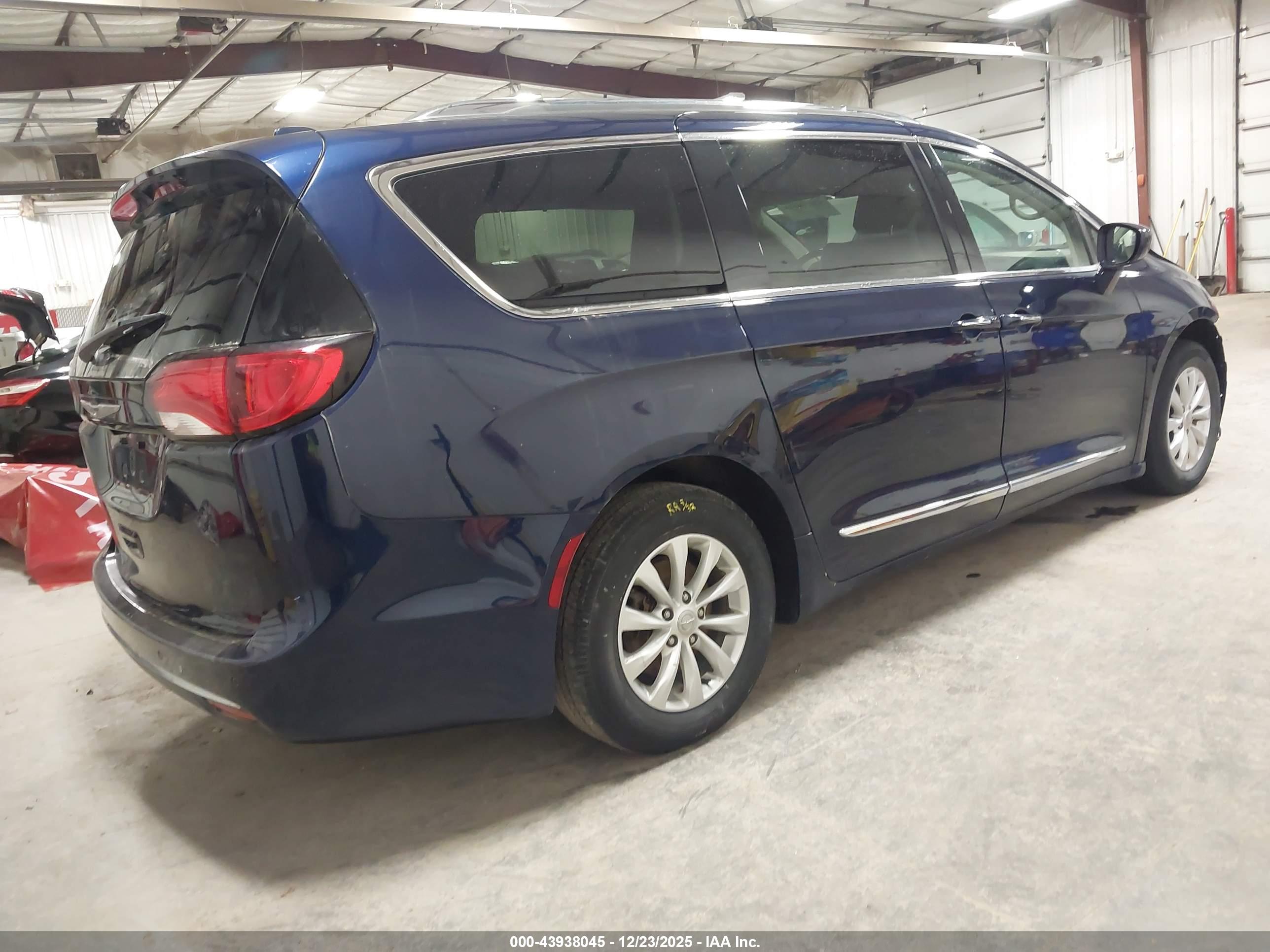 CHRYSLER PACIFICA image 4