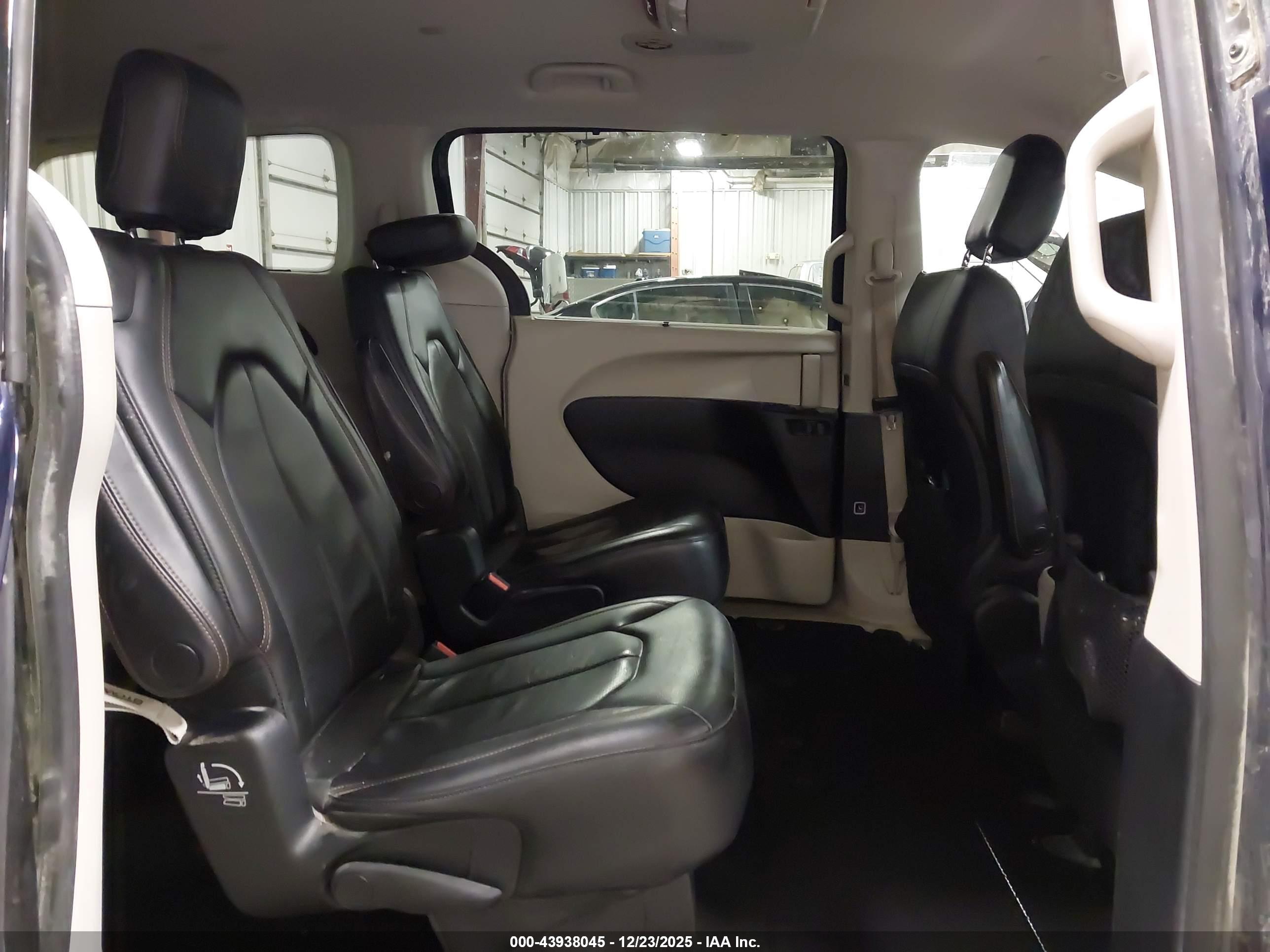 CHRYSLER PACIFICA image 8