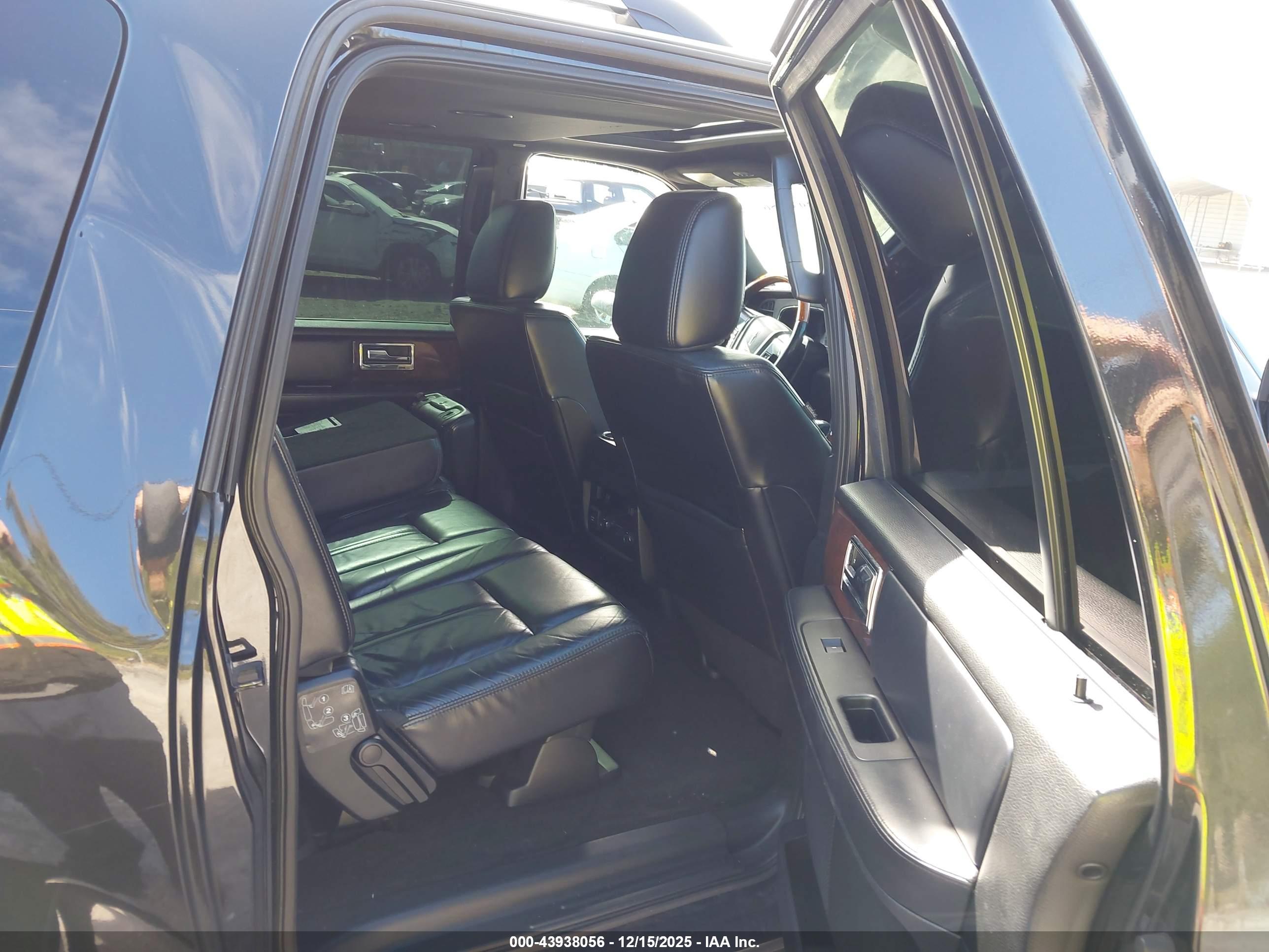LINCOLN NAVIGATOR image 8
