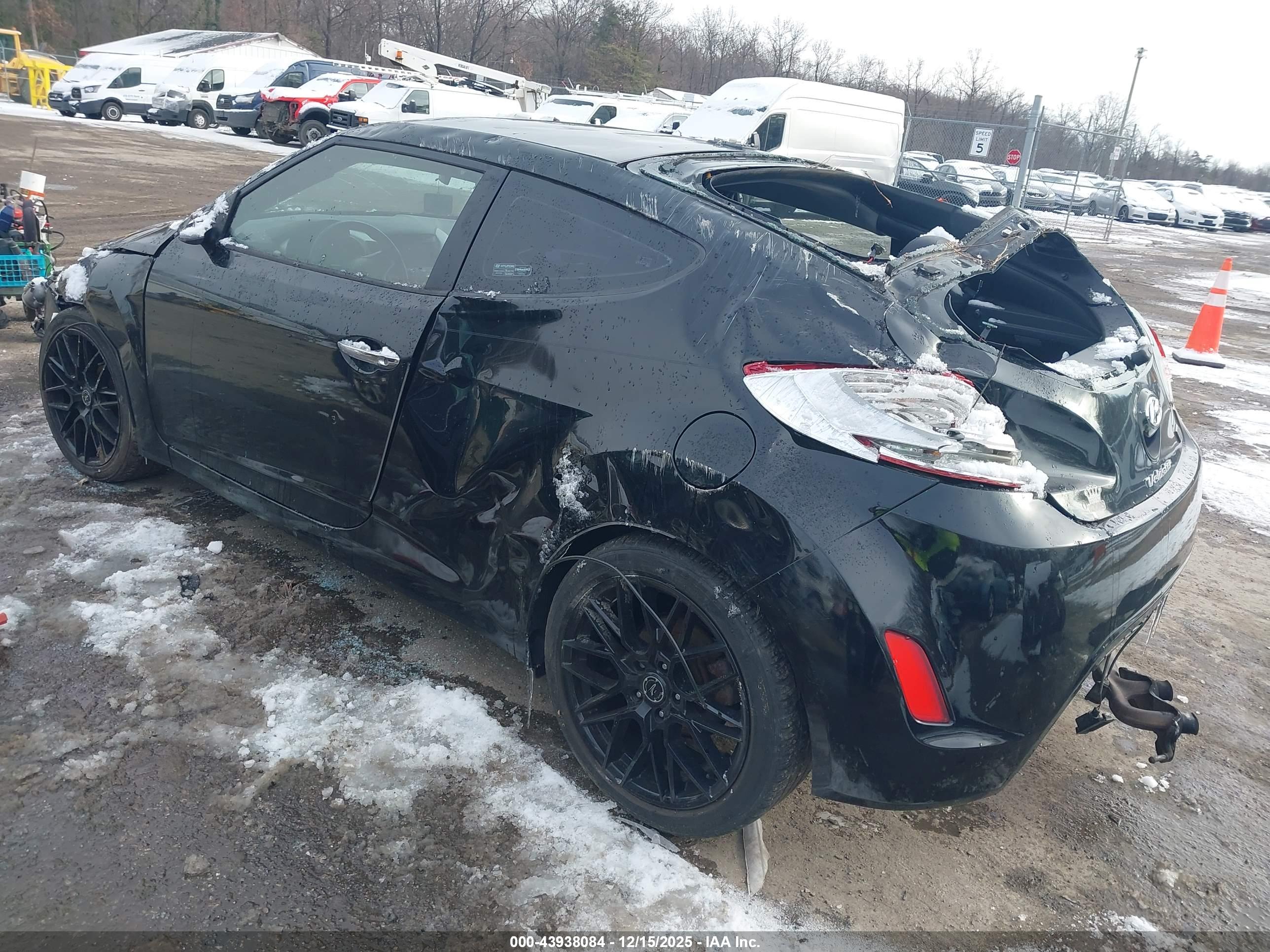 HYUNDAI VELOSTER image 3
