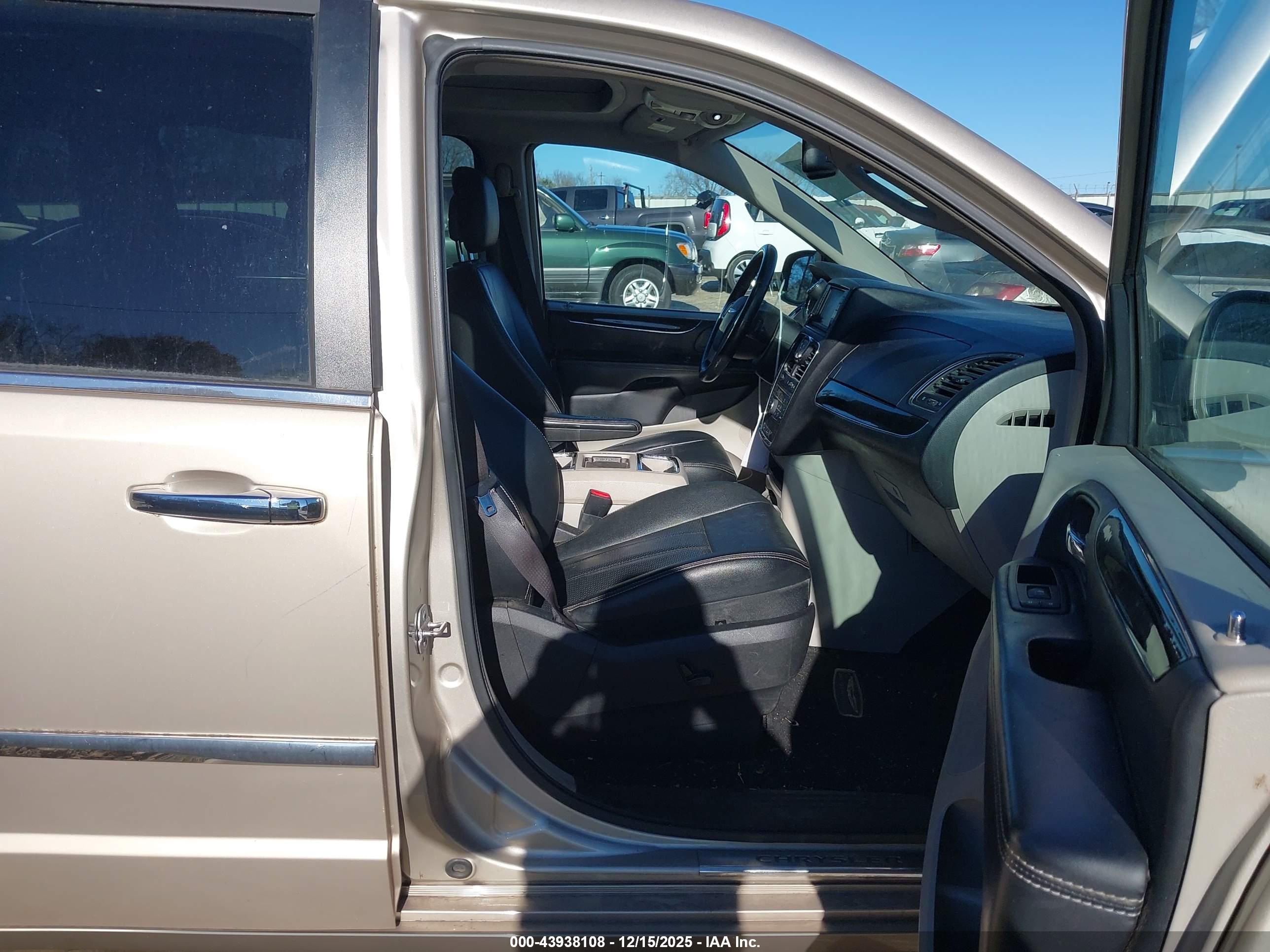 CHRYSLER TOWN image 5