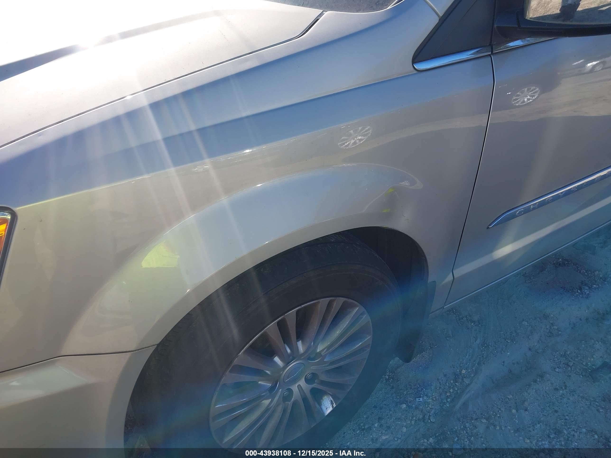 CHRYSLER TOWN image 6