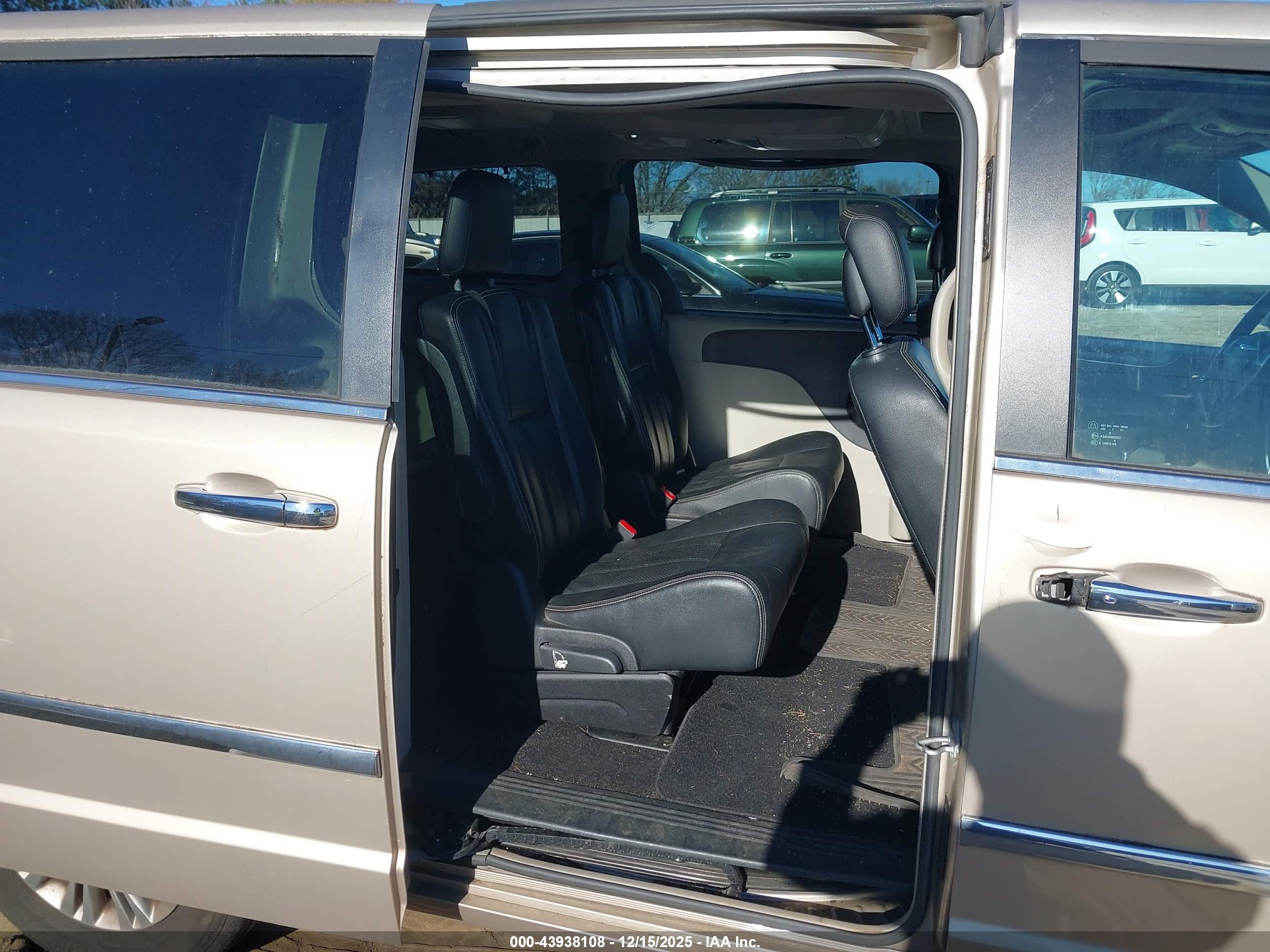 CHRYSLER TOWN image 8