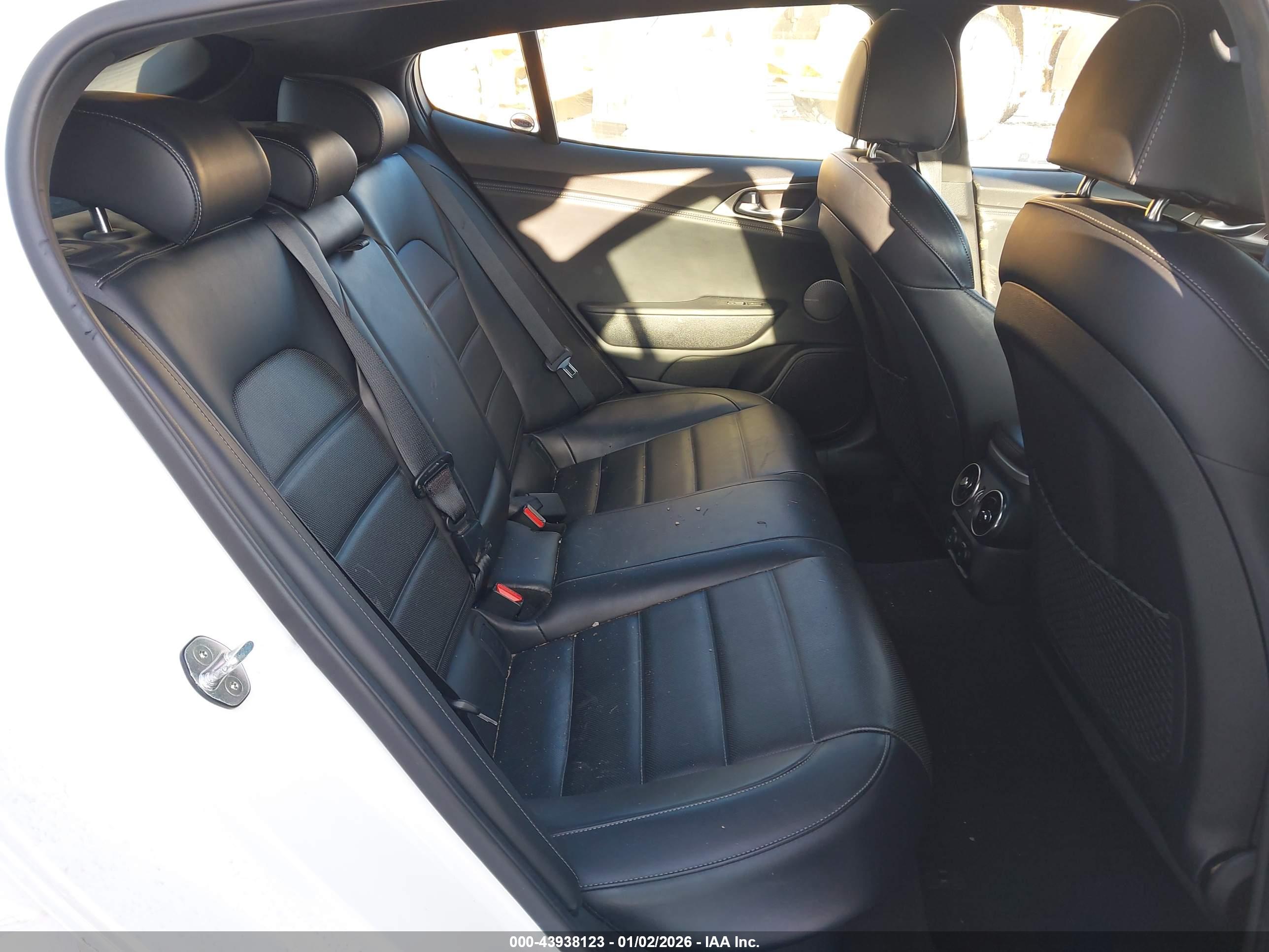 KIA STINGER image 8