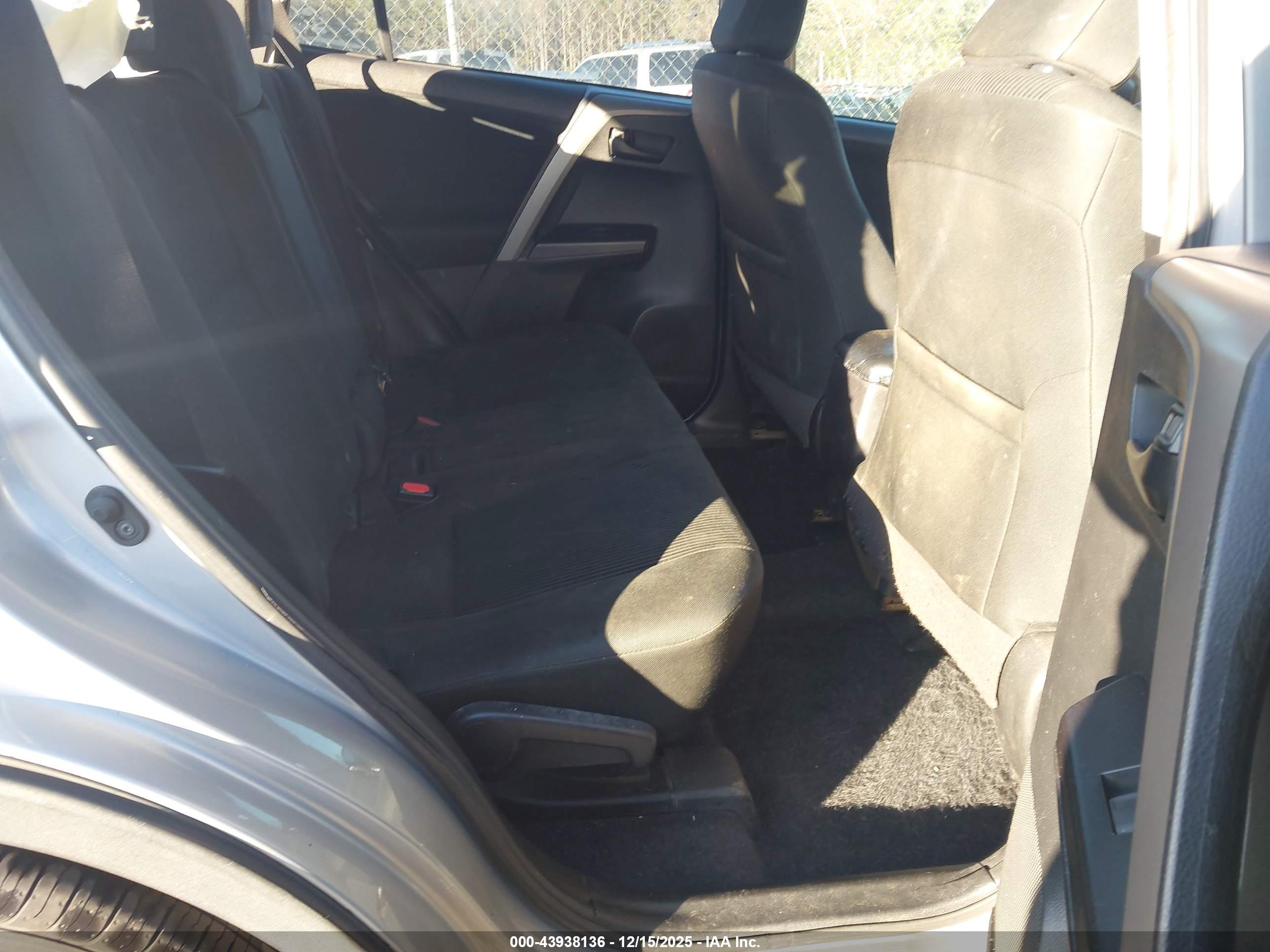 TOYOTA RAV4 image 8