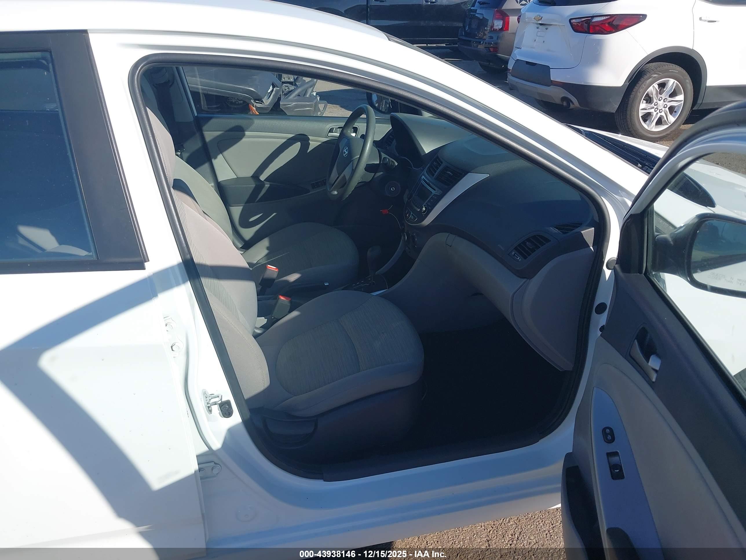 HYUNDAI ACCENT image 5