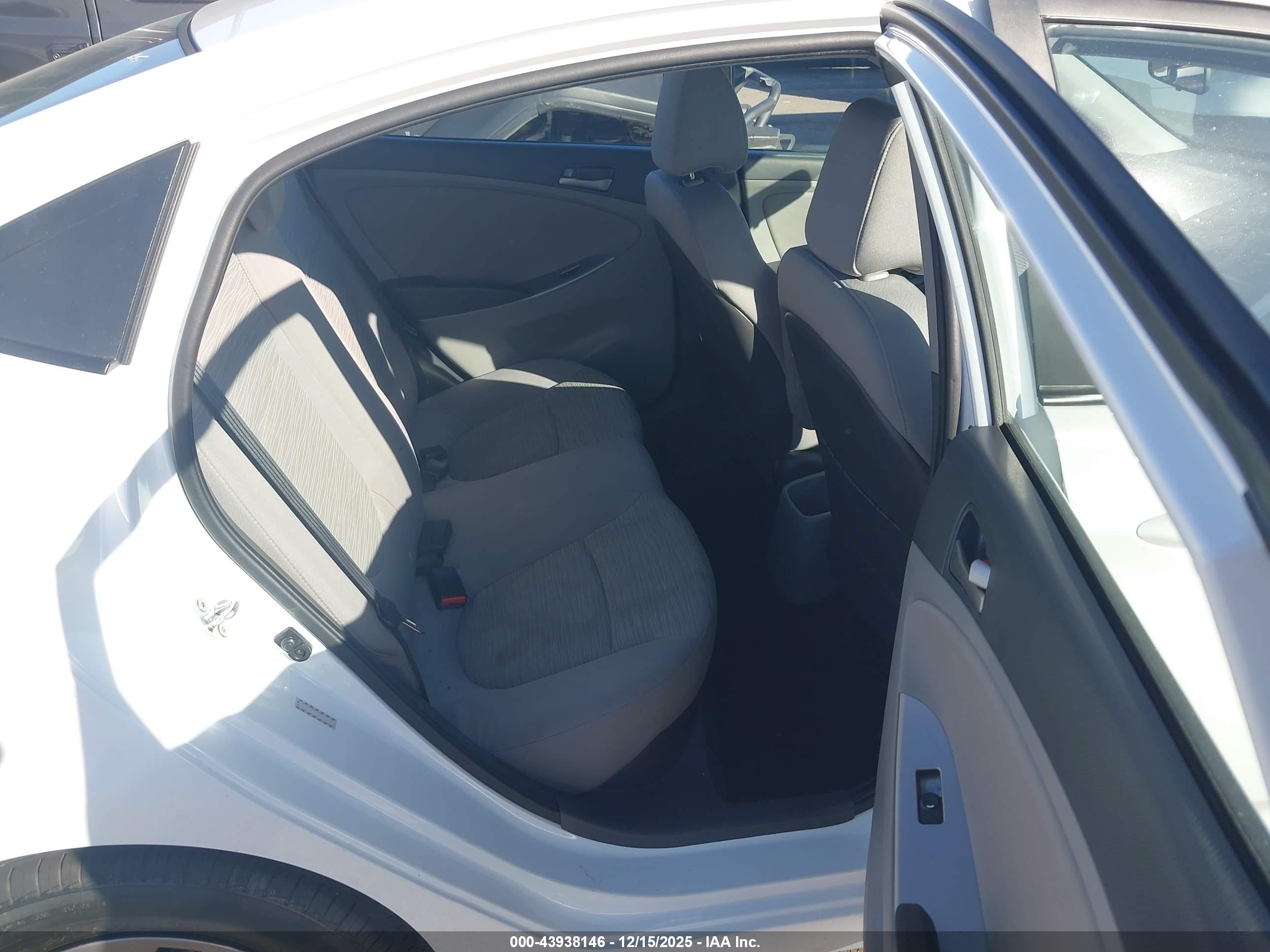 HYUNDAI ACCENT image 8