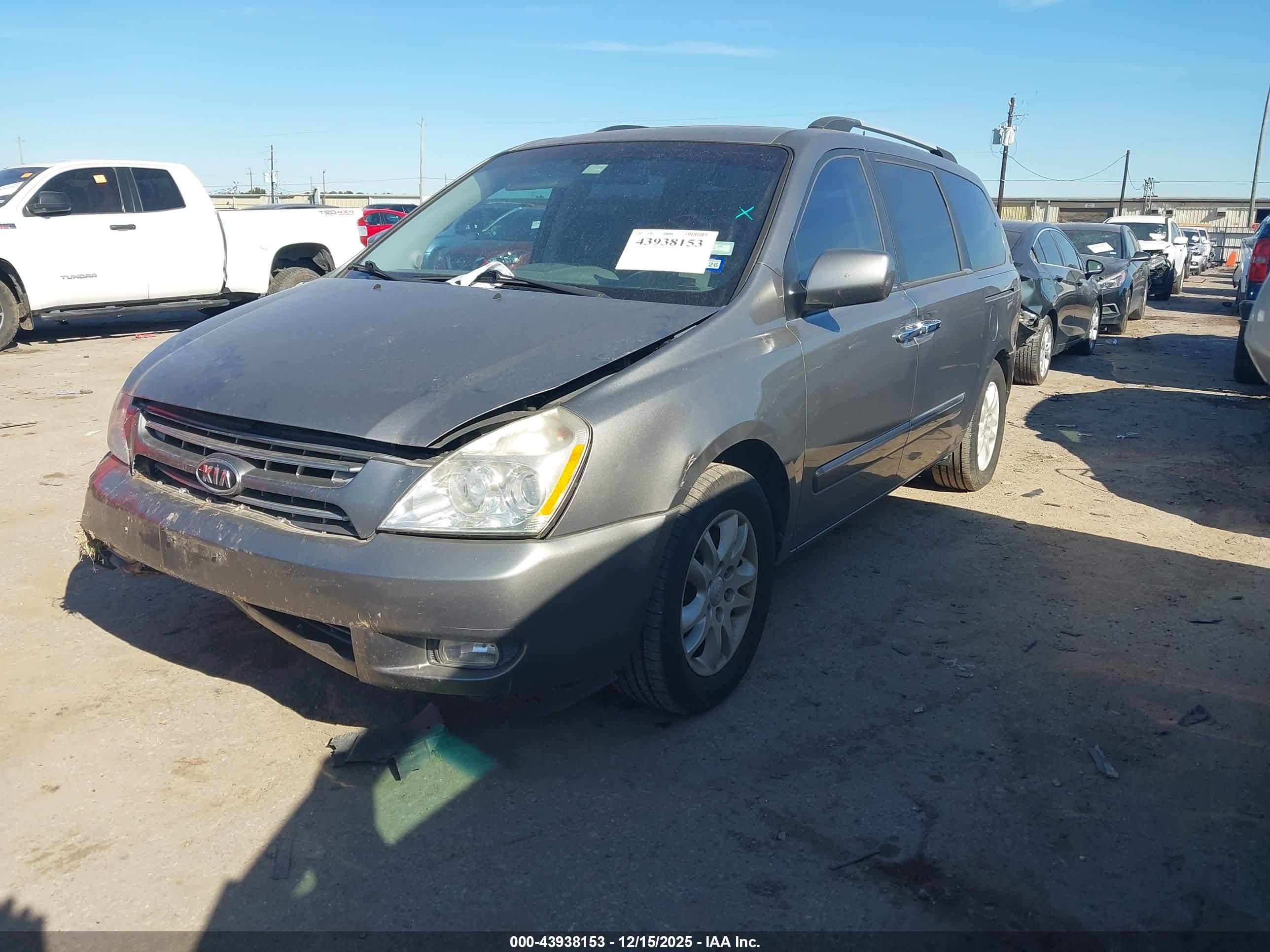 KIA SEDONA image 2
