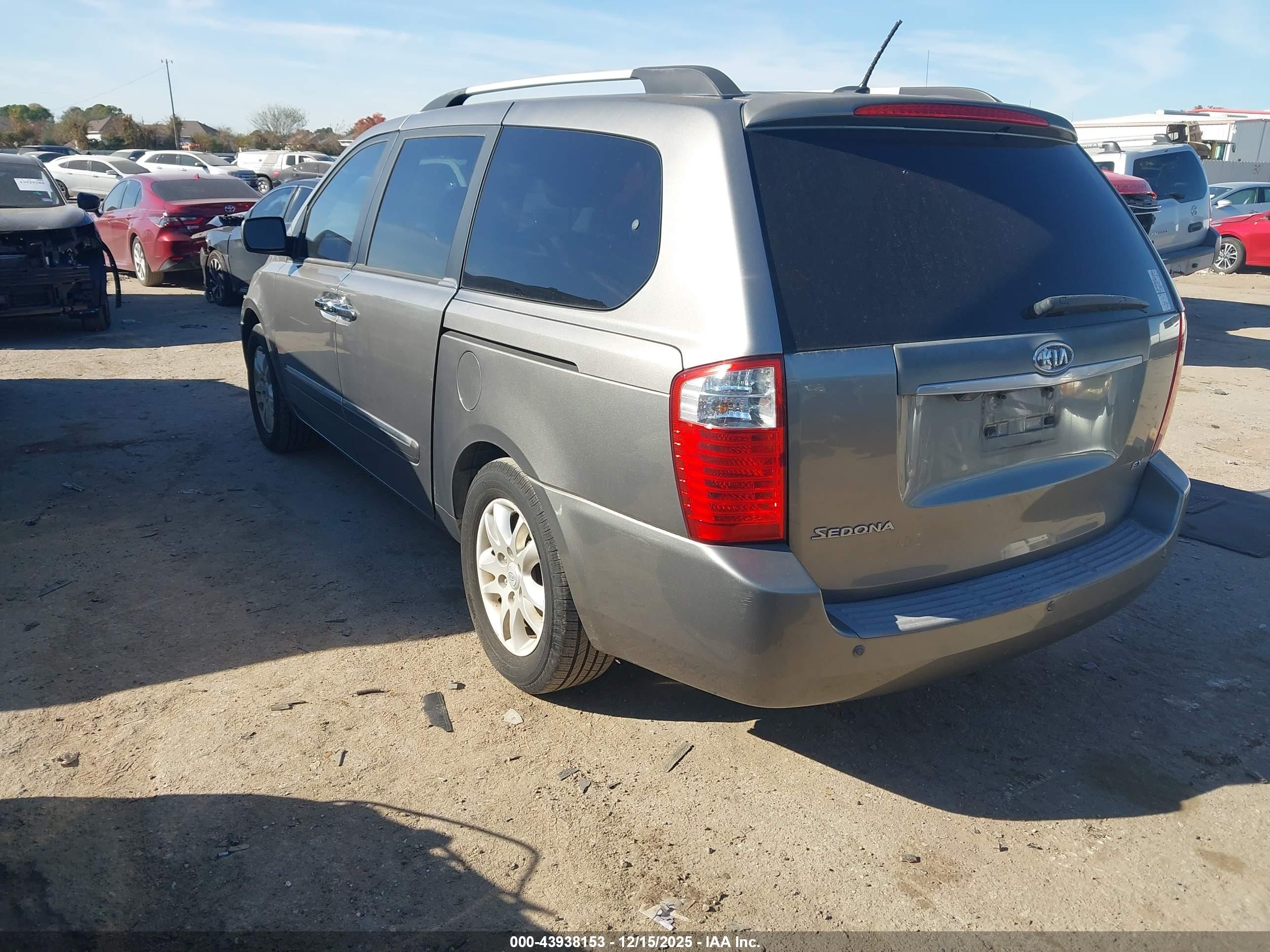 KIA SEDONA image 3