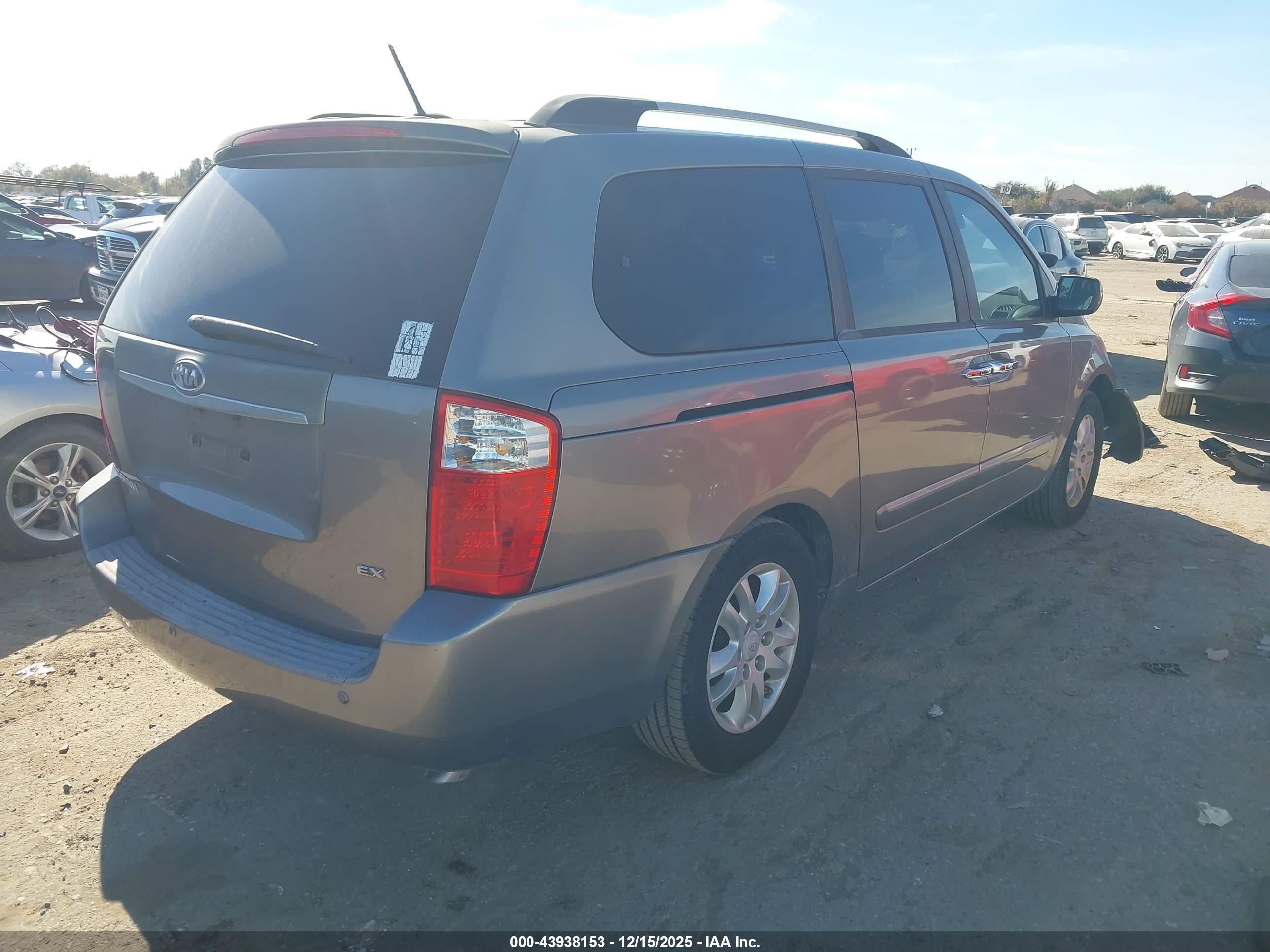 KIA SEDONA image 4