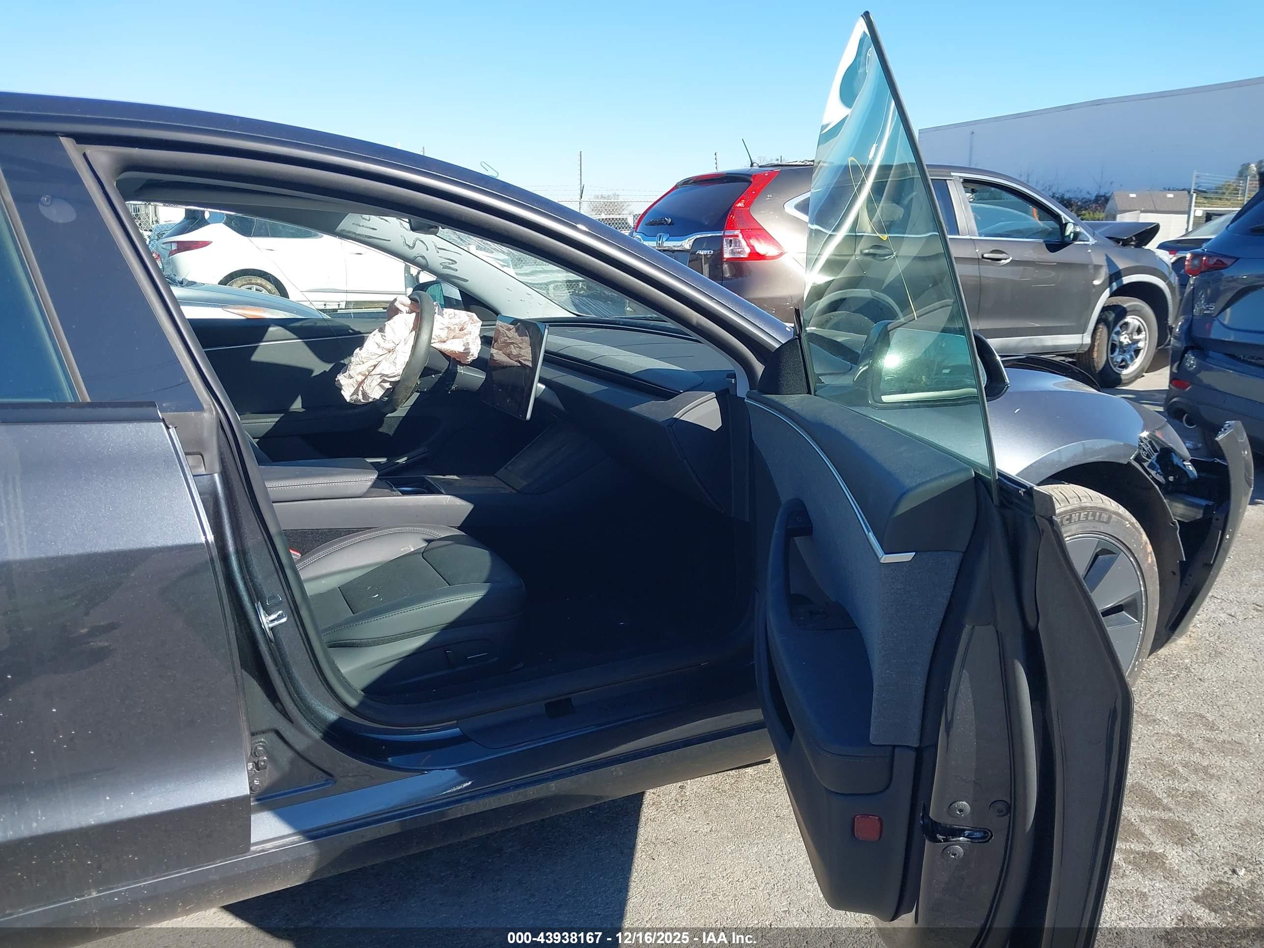 TESLA MODEL image 5