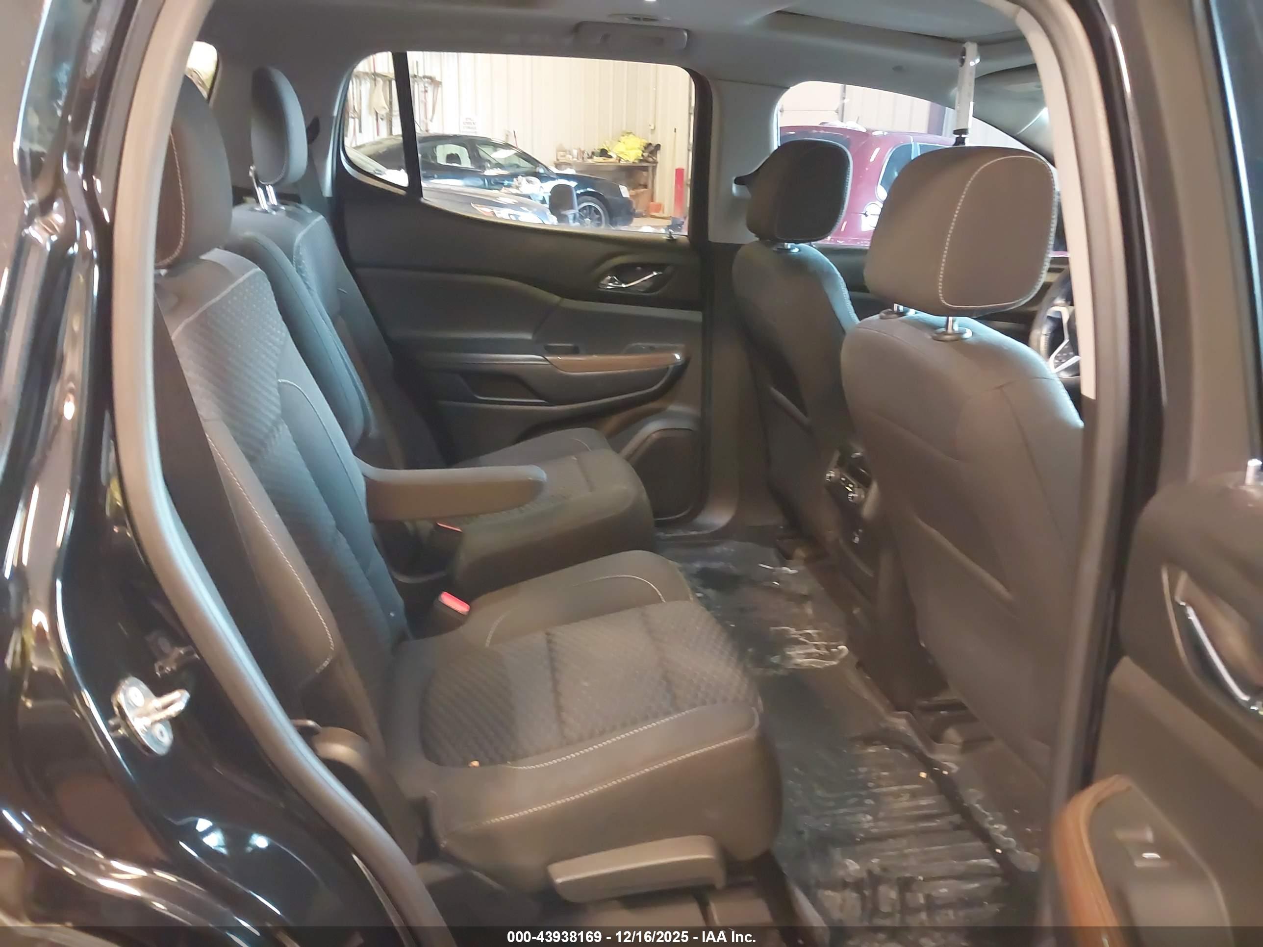 GMC ACADIA image 8