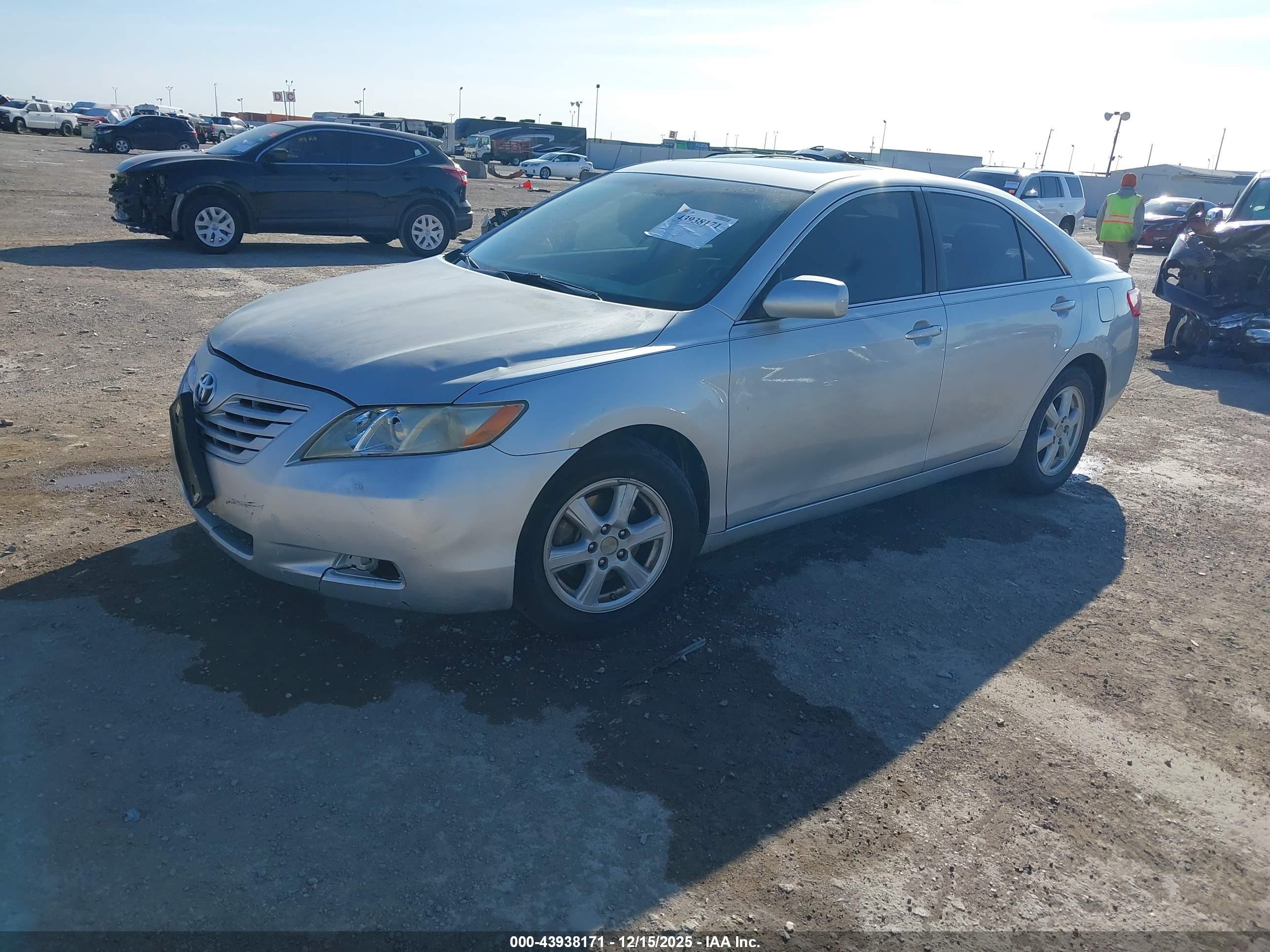 TOYOTA CAMRY image 2