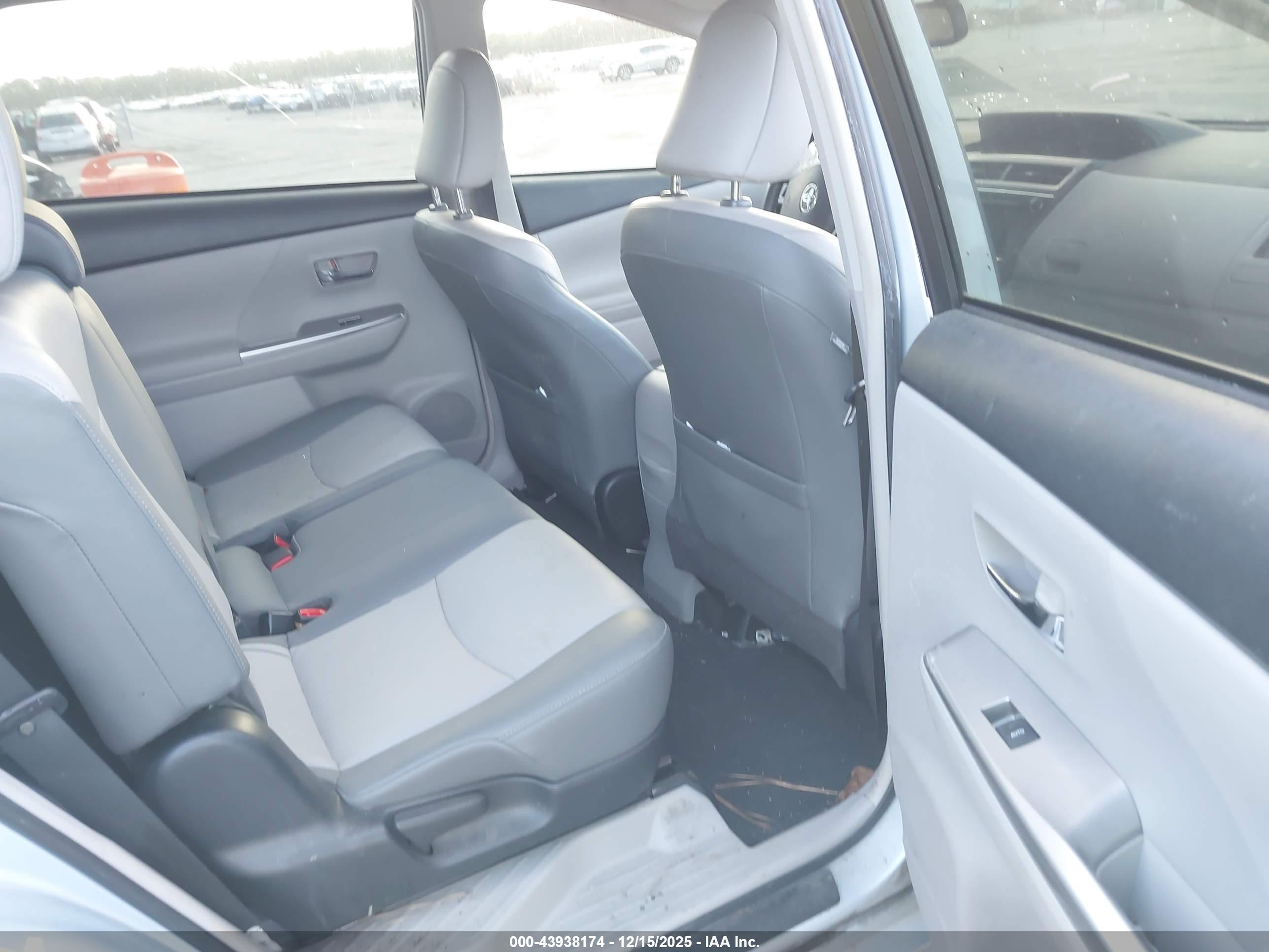 TOYOTA PRIUS image 8