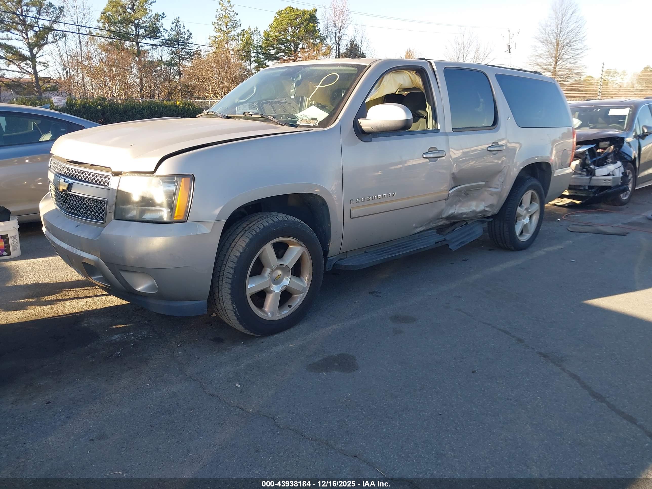 CHEVROLET SUBURBAN image 2