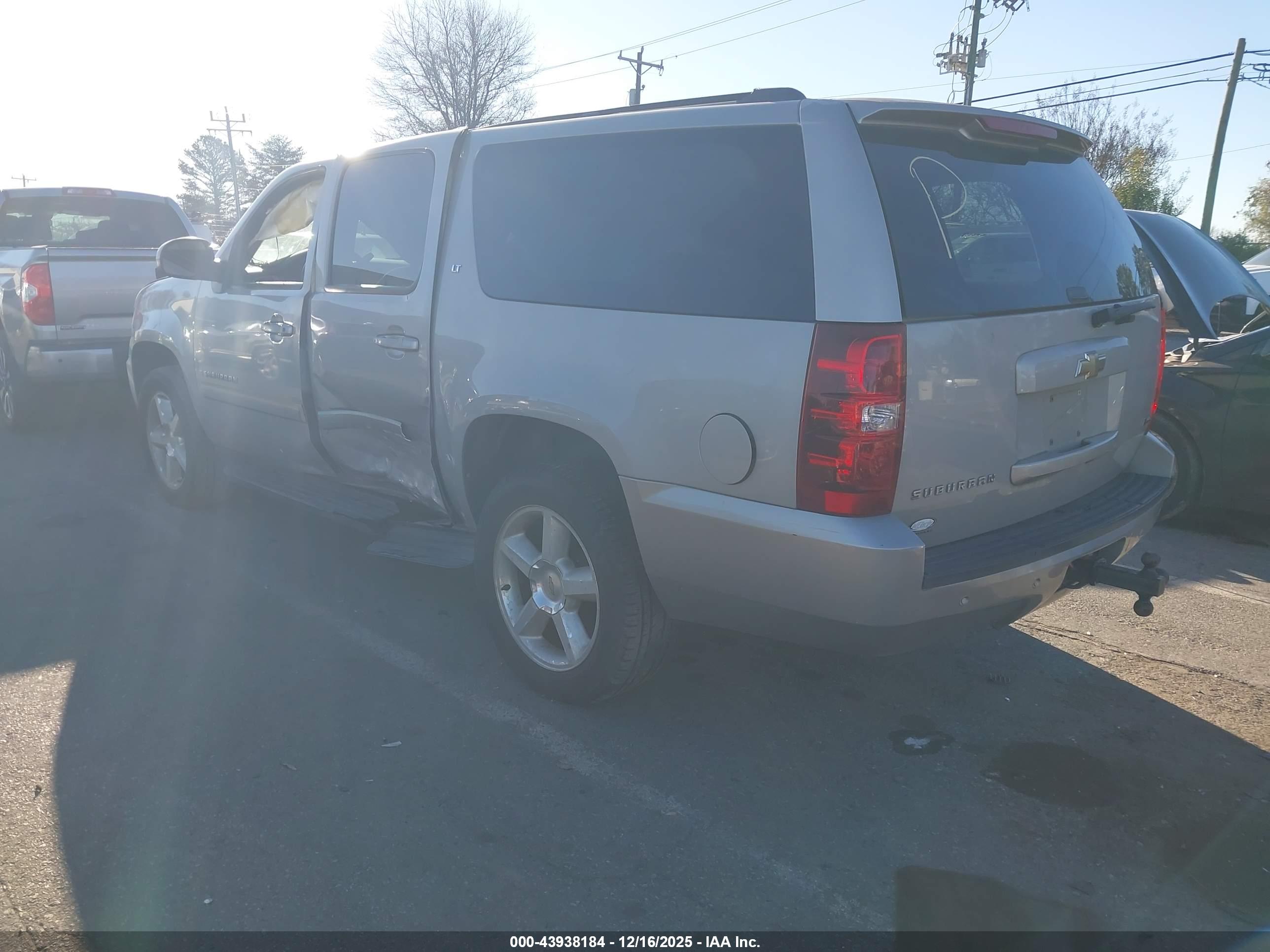 CHEVROLET SUBURBAN image 3
