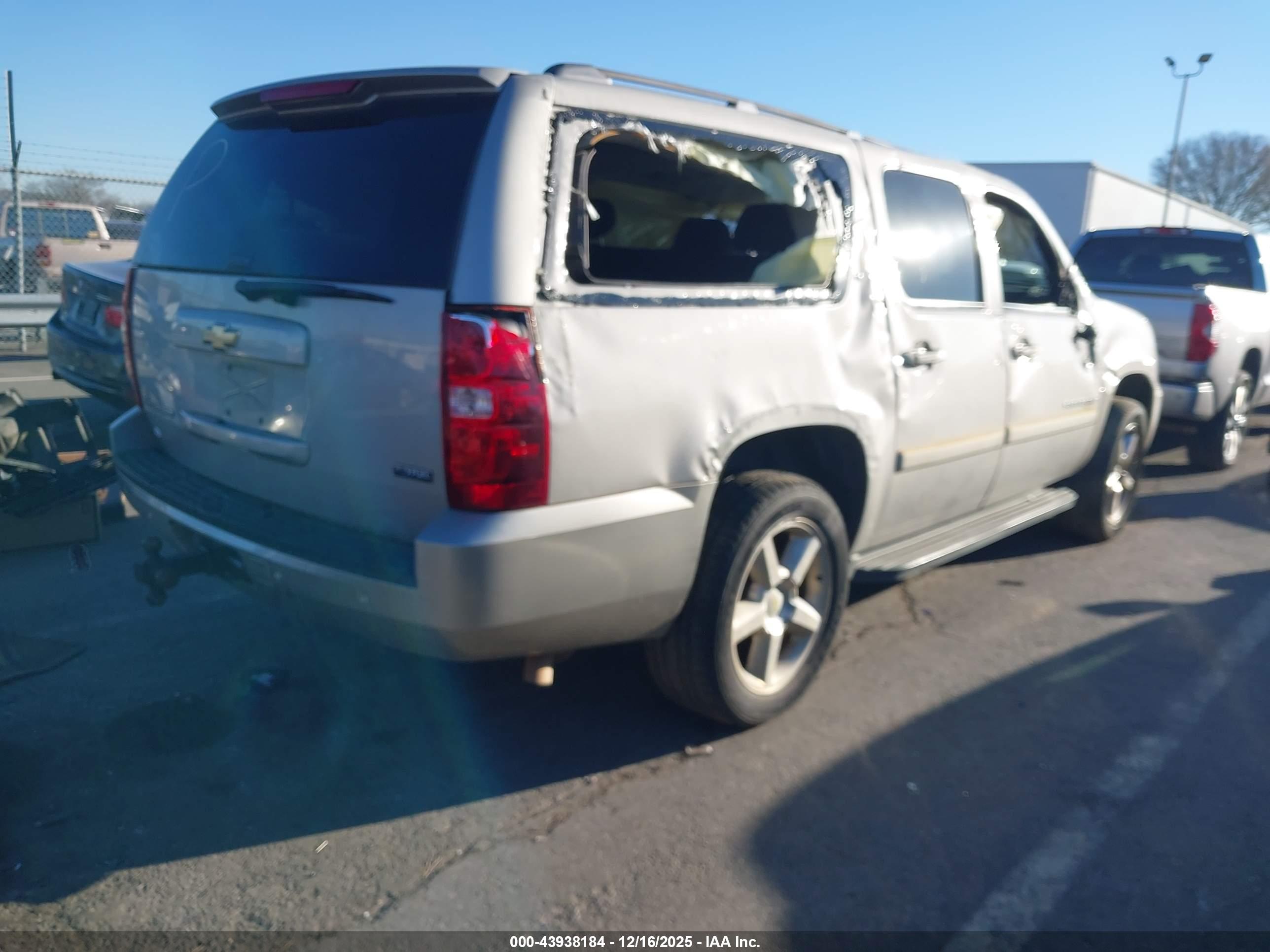 CHEVROLET SUBURBAN image 4